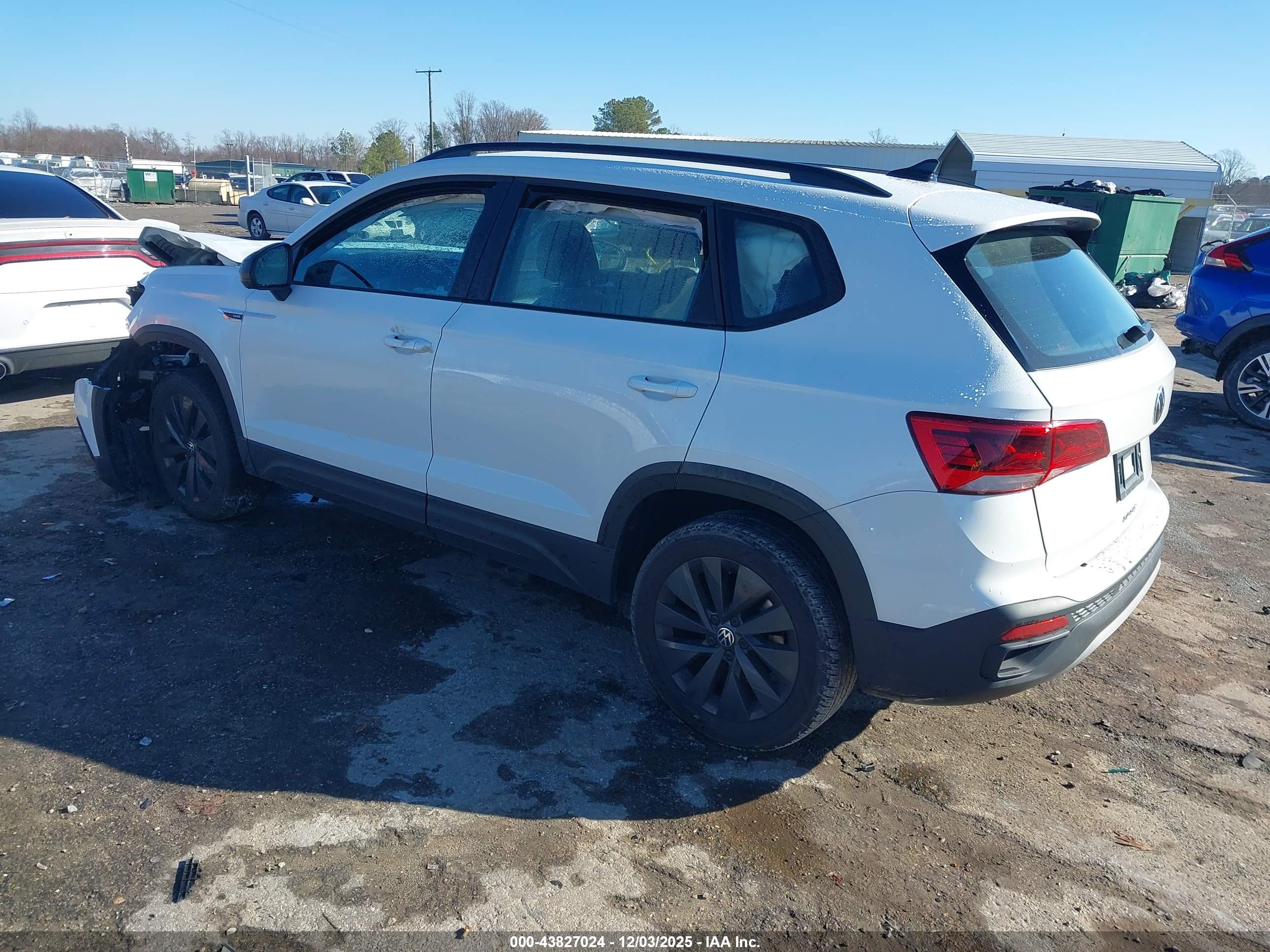 VOLKSWAGEN TAOS image 3