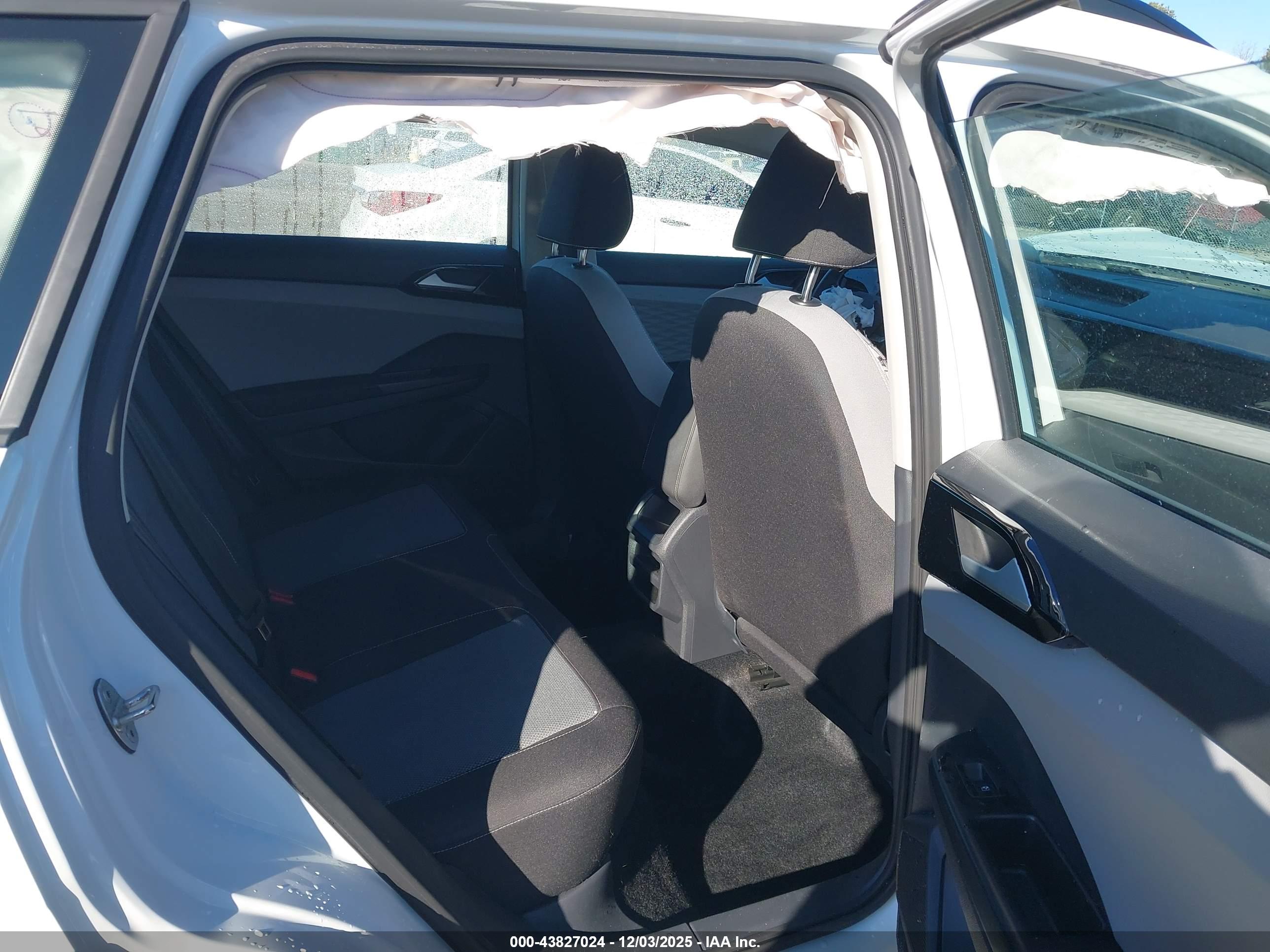 VOLKSWAGEN TAOS image 8