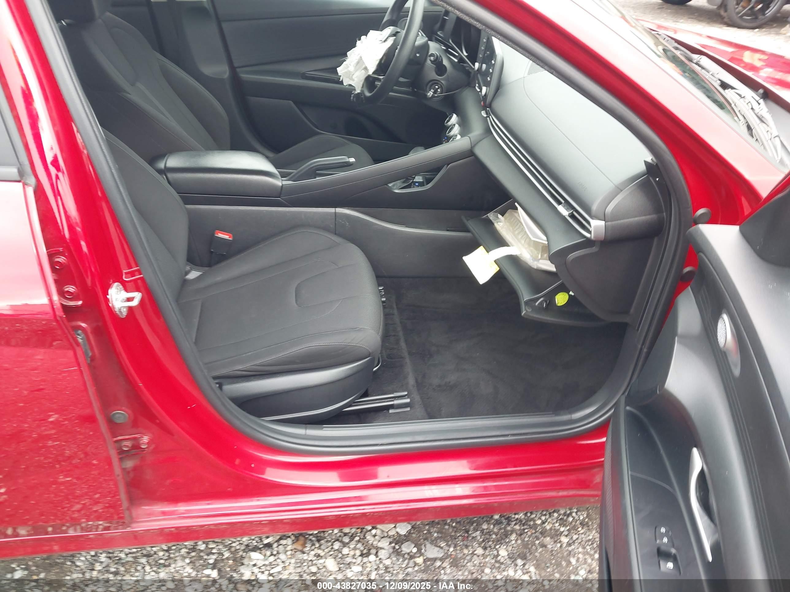 HYUNDAI ELANTRA image 5