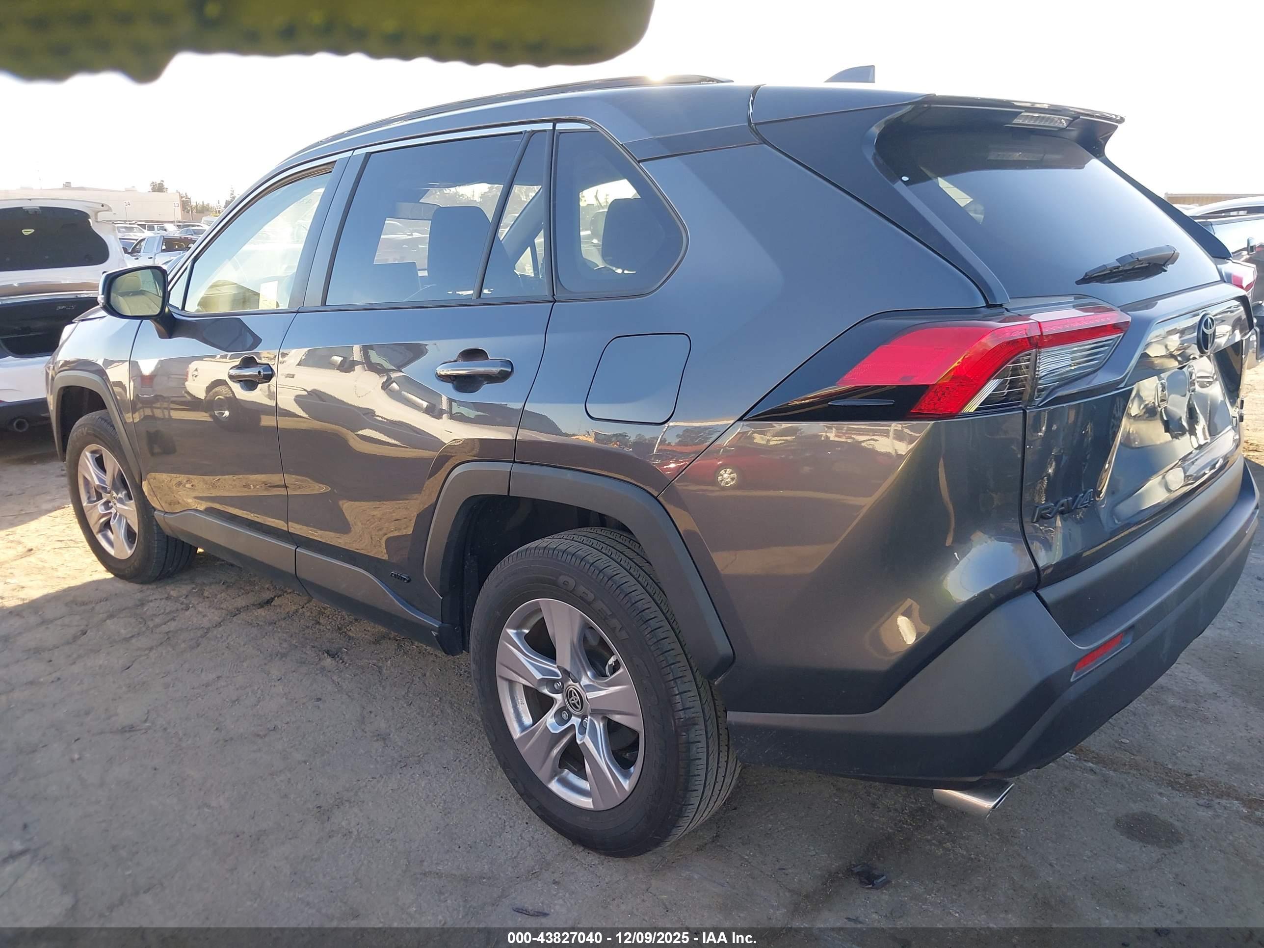 TOYOTA RAV4 image 3