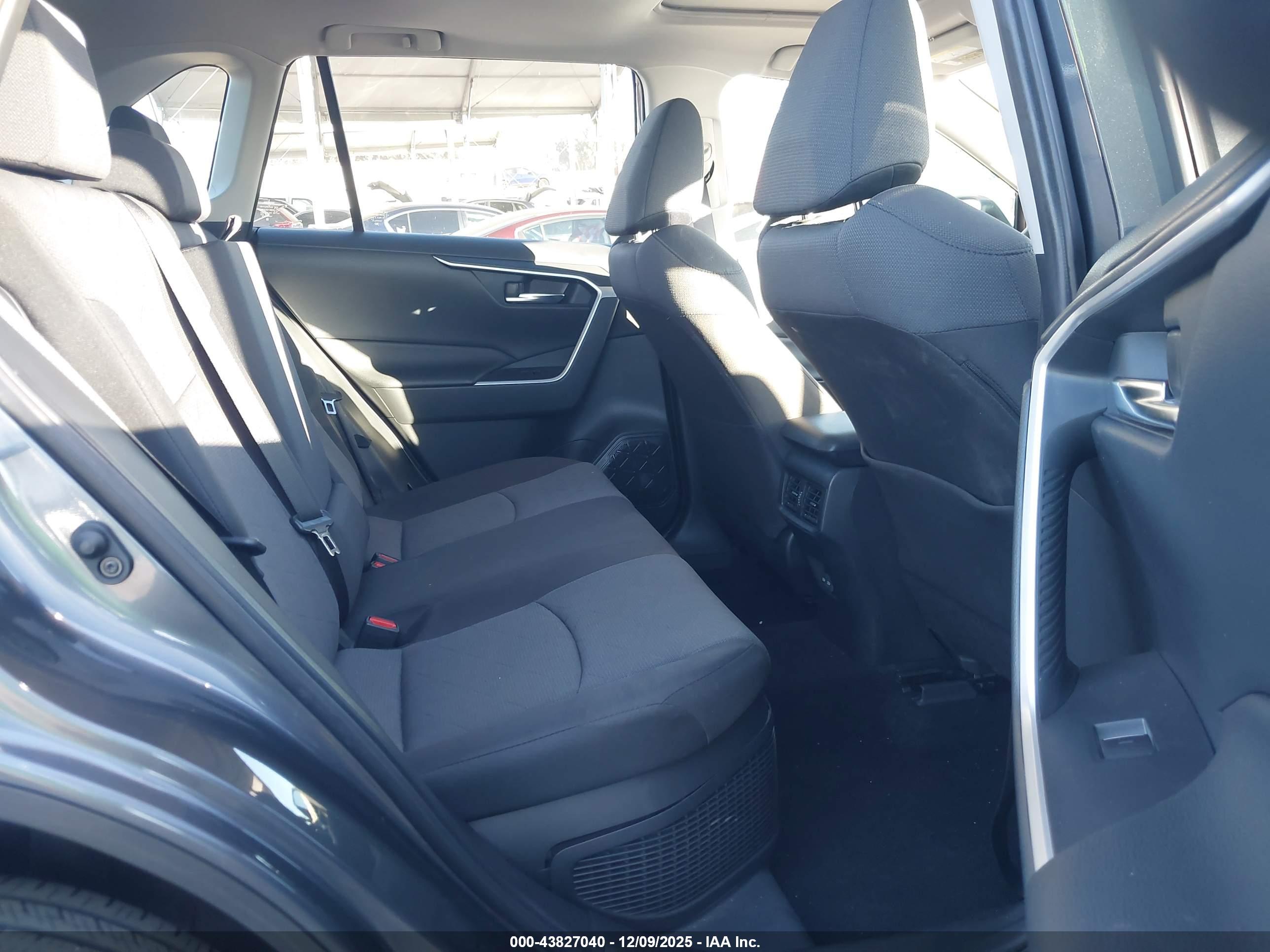 TOYOTA RAV4 image 8