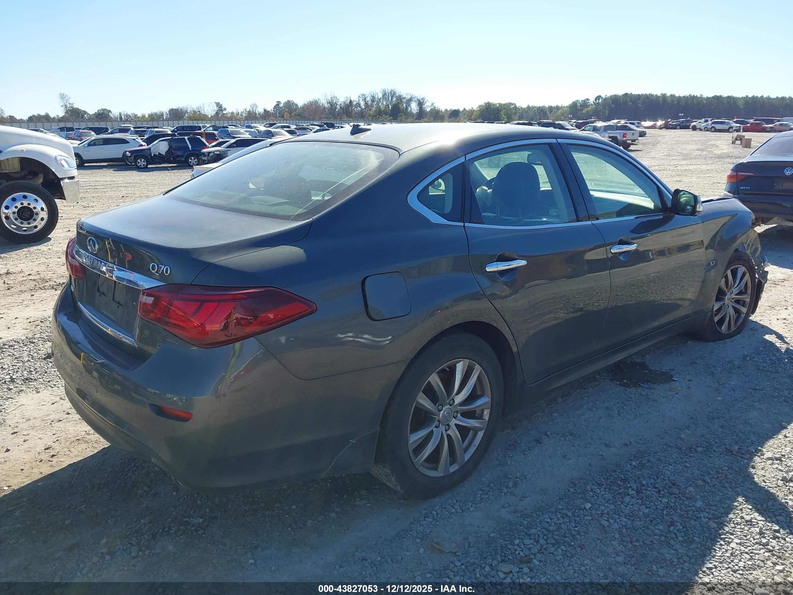INFINITI Q70 image 4