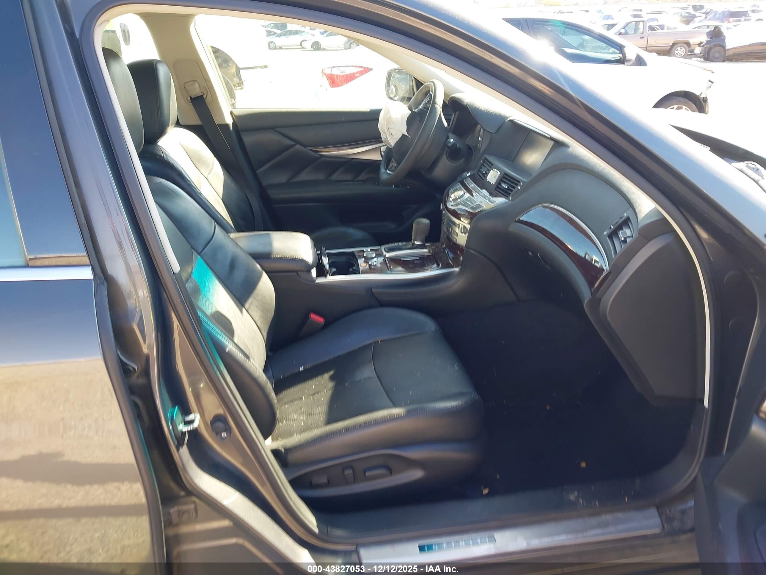 INFINITI Q70 image 5