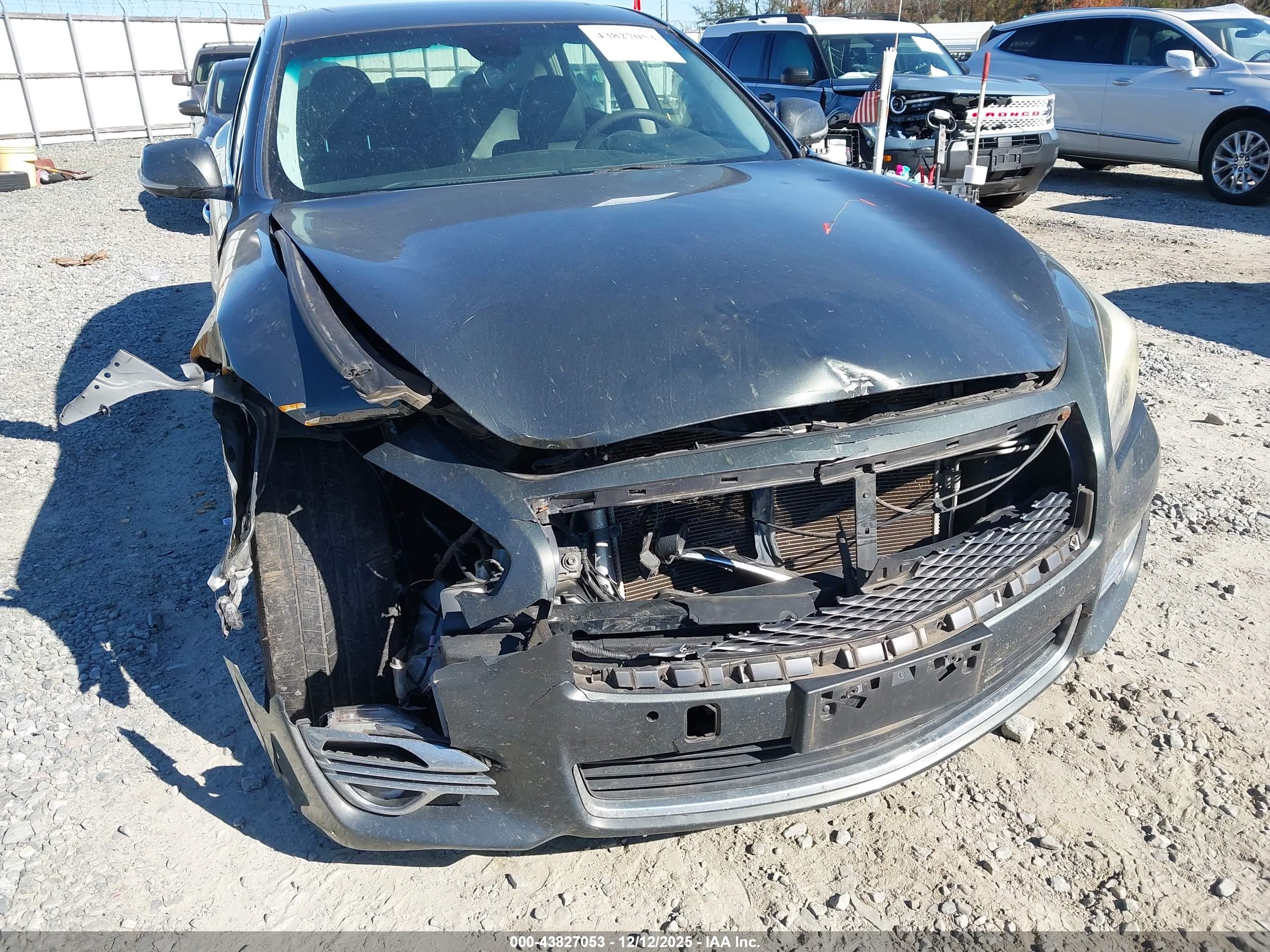 INFINITI Q70 image 6