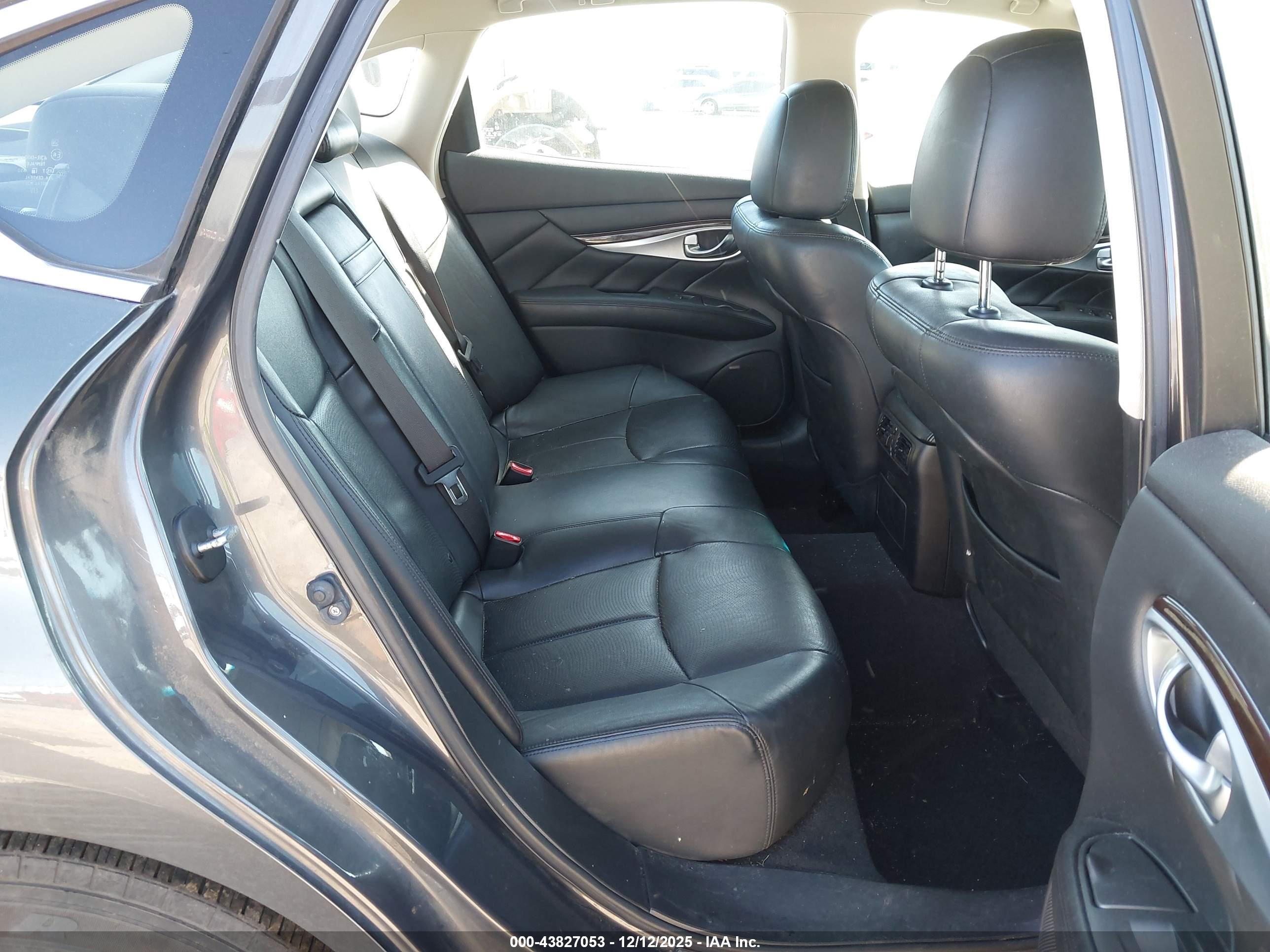 INFINITI Q70 image 8