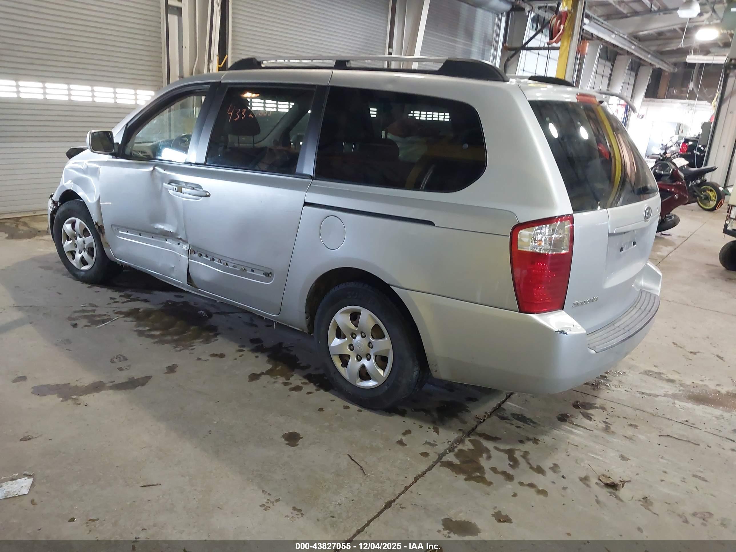 KIA SEDONA image 3