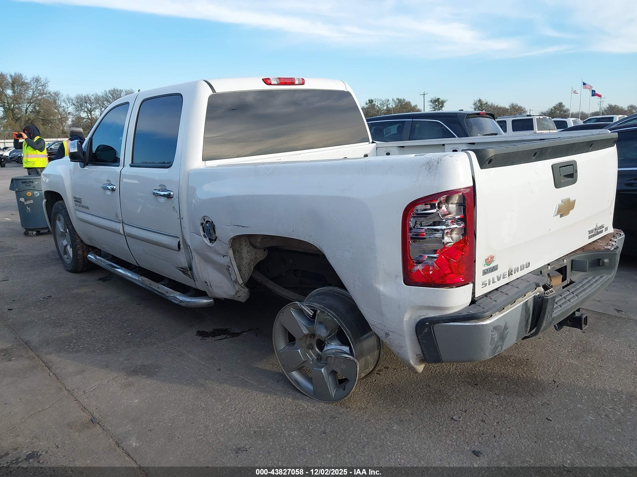 CHEVROLET SILVERADO image 3