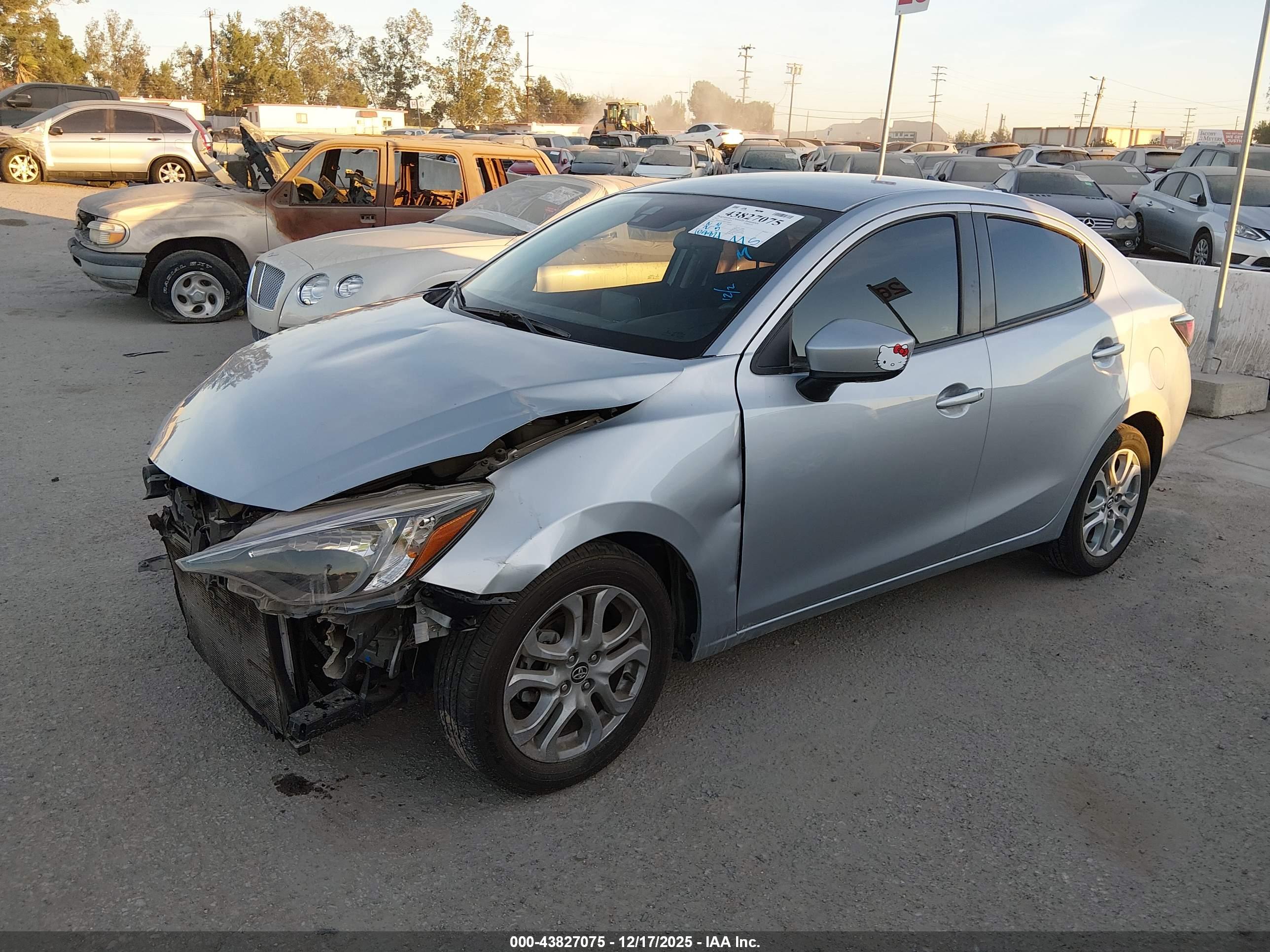 TOYOTA YARIS image 2