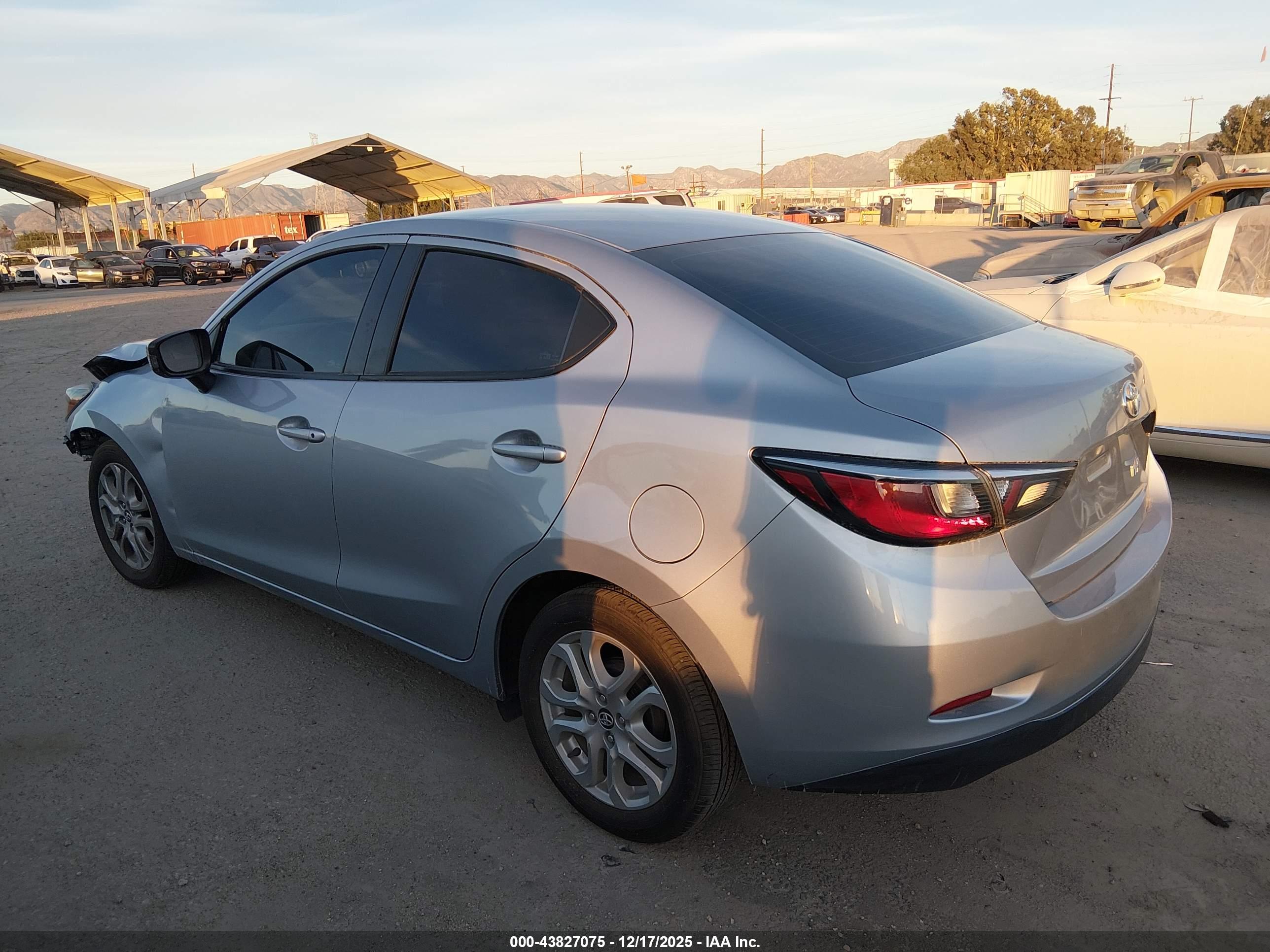 TOYOTA YARIS image 3