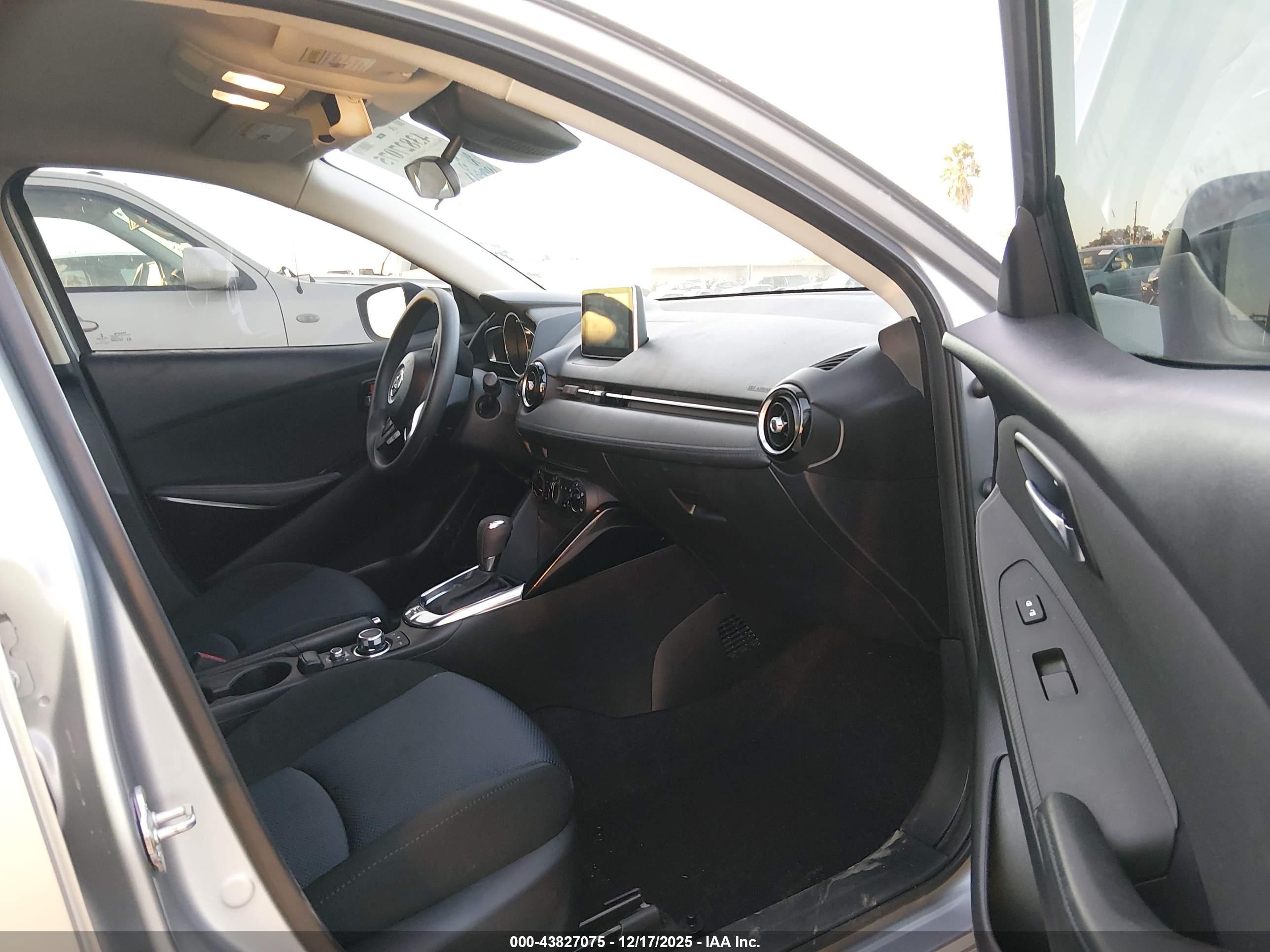TOYOTA YARIS image 5