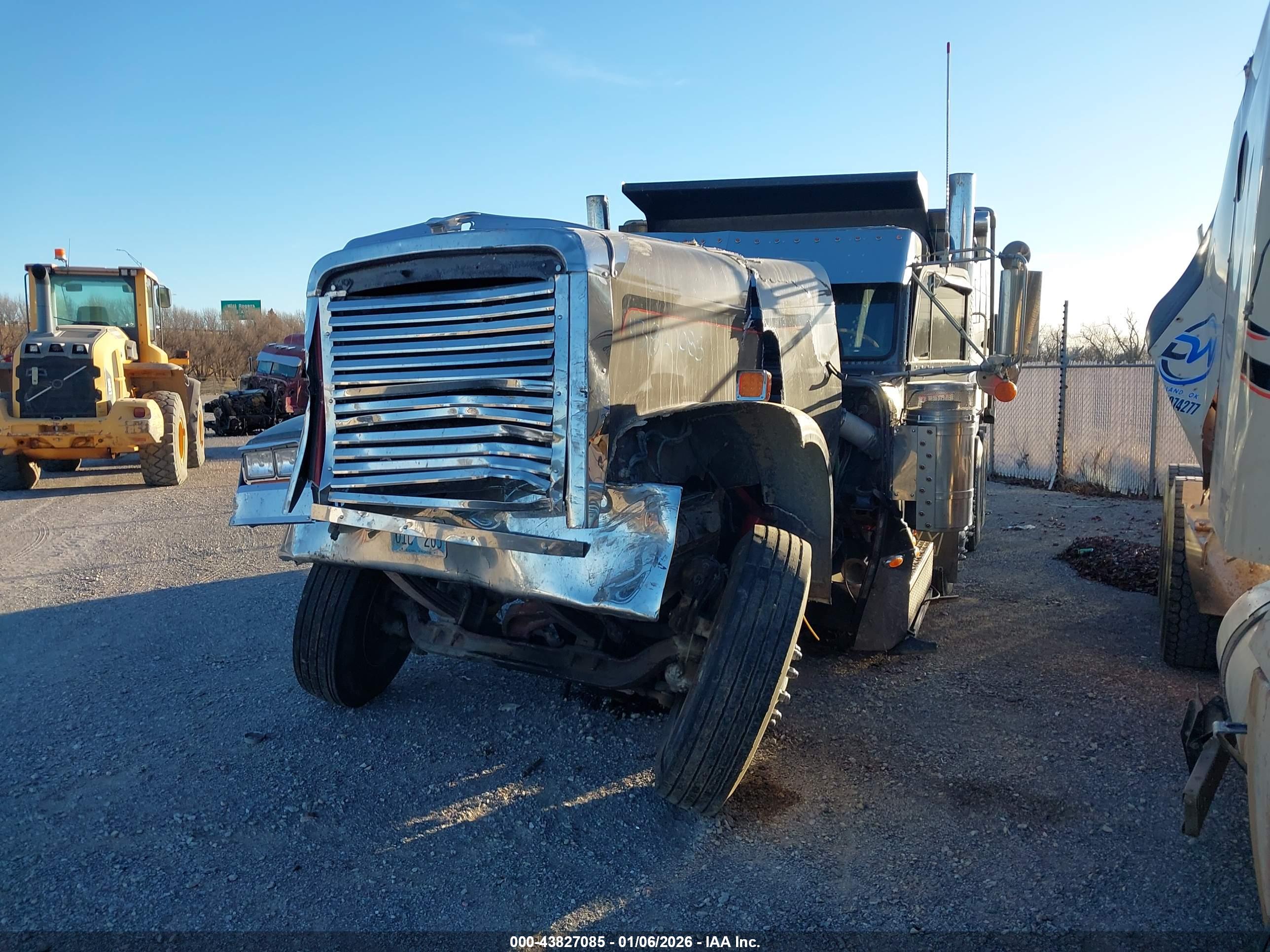 FREIGHTLINER CONVENTIONAL image 2