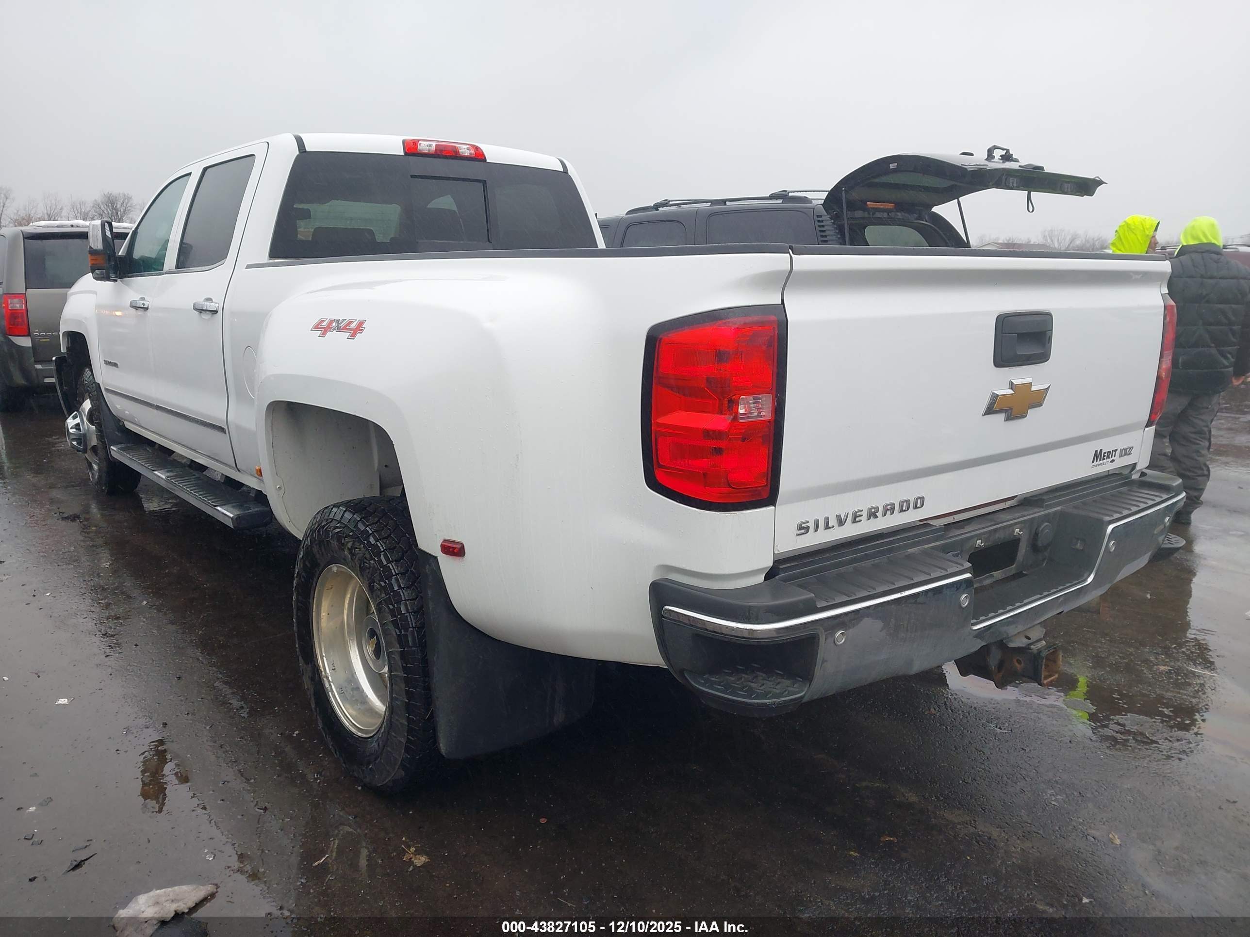 CHEVROLET SILVERADO image 3