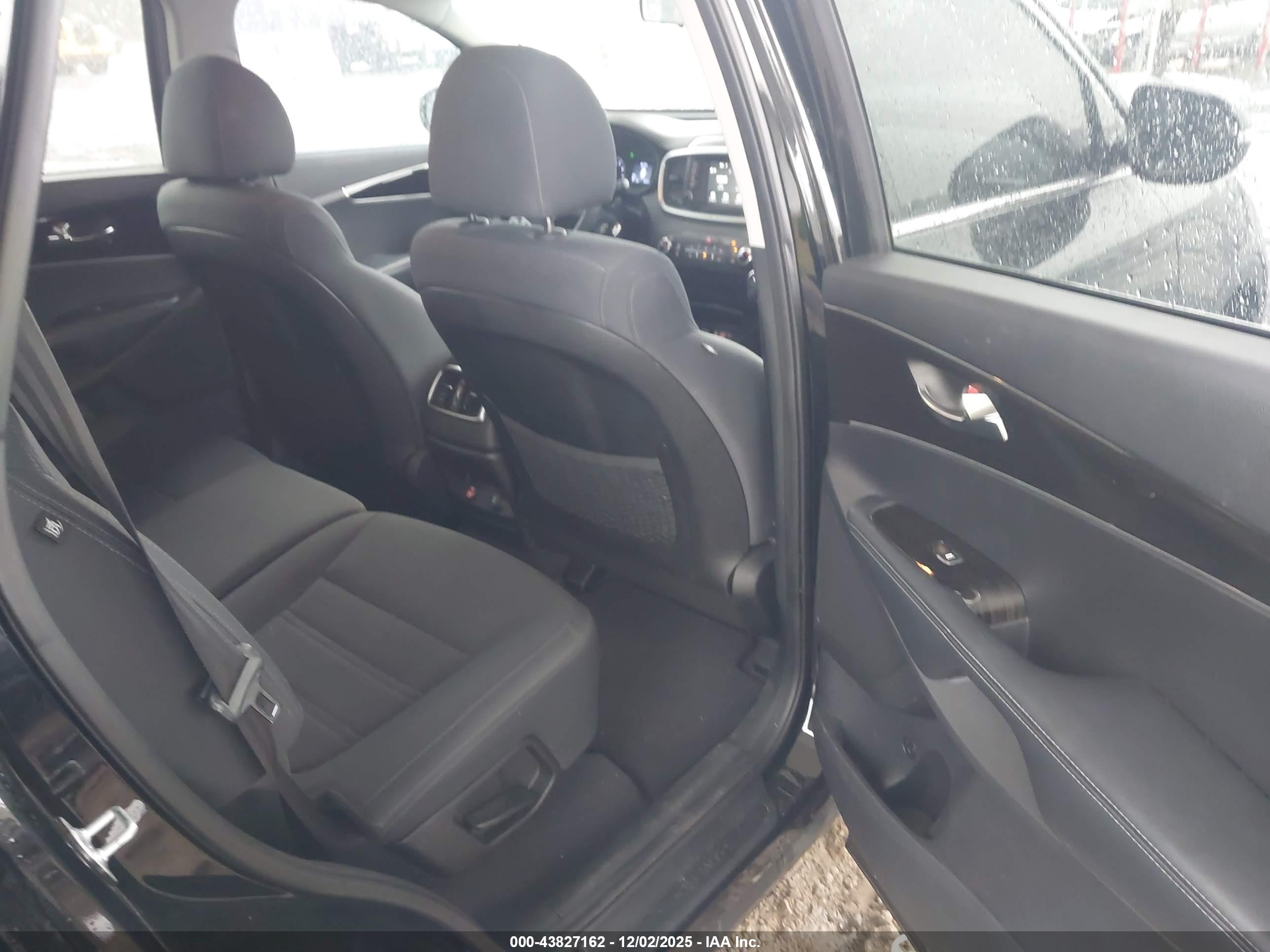 KIA SORENTO image 8