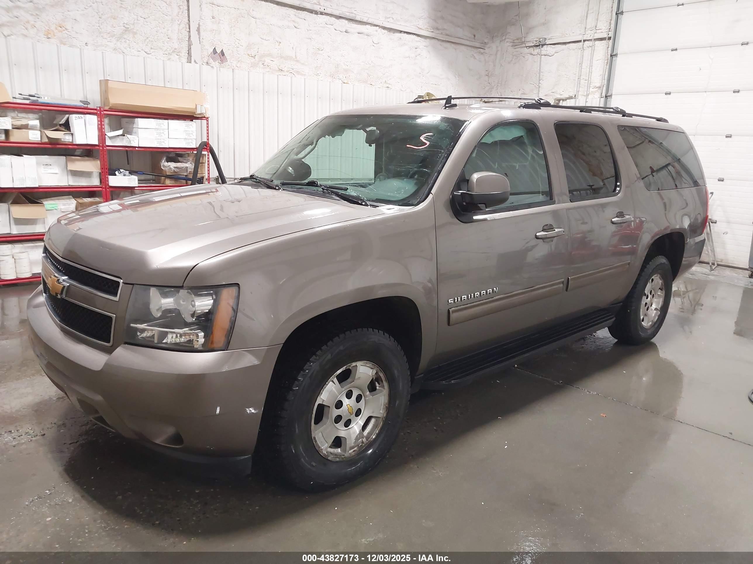 CHEVROLET SUBURBAN image 2