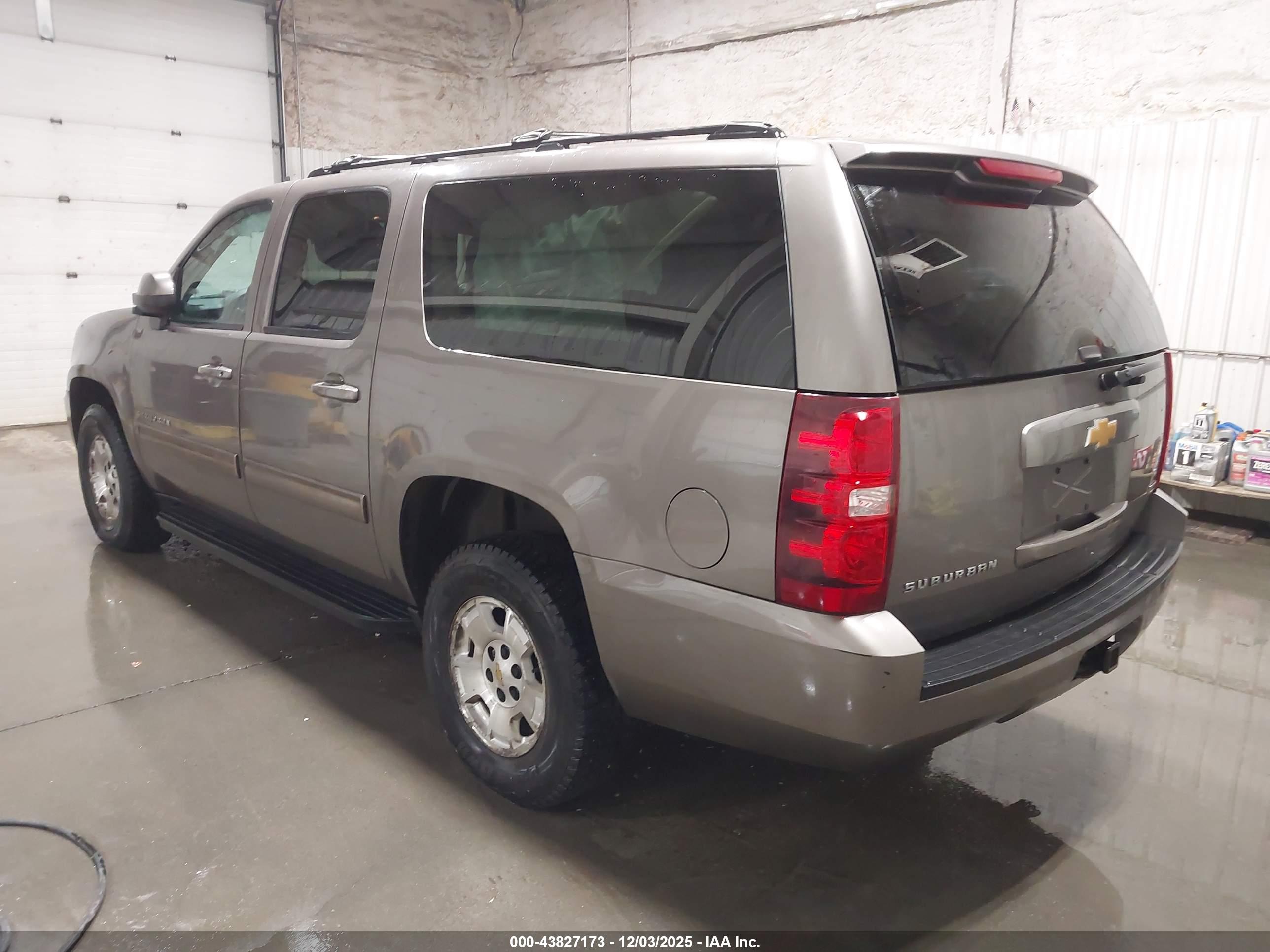 CHEVROLET SUBURBAN image 3