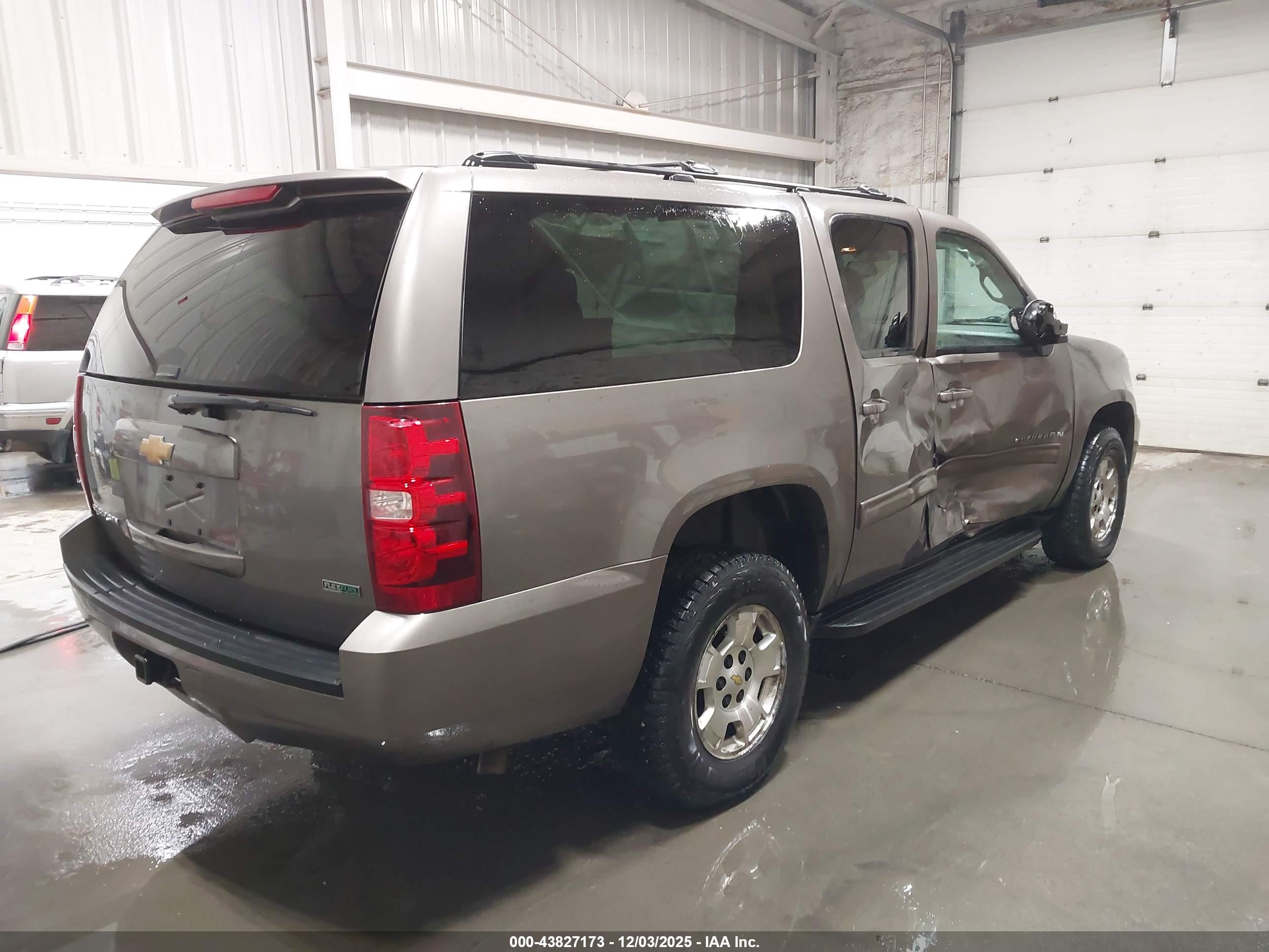 CHEVROLET SUBURBAN image 4