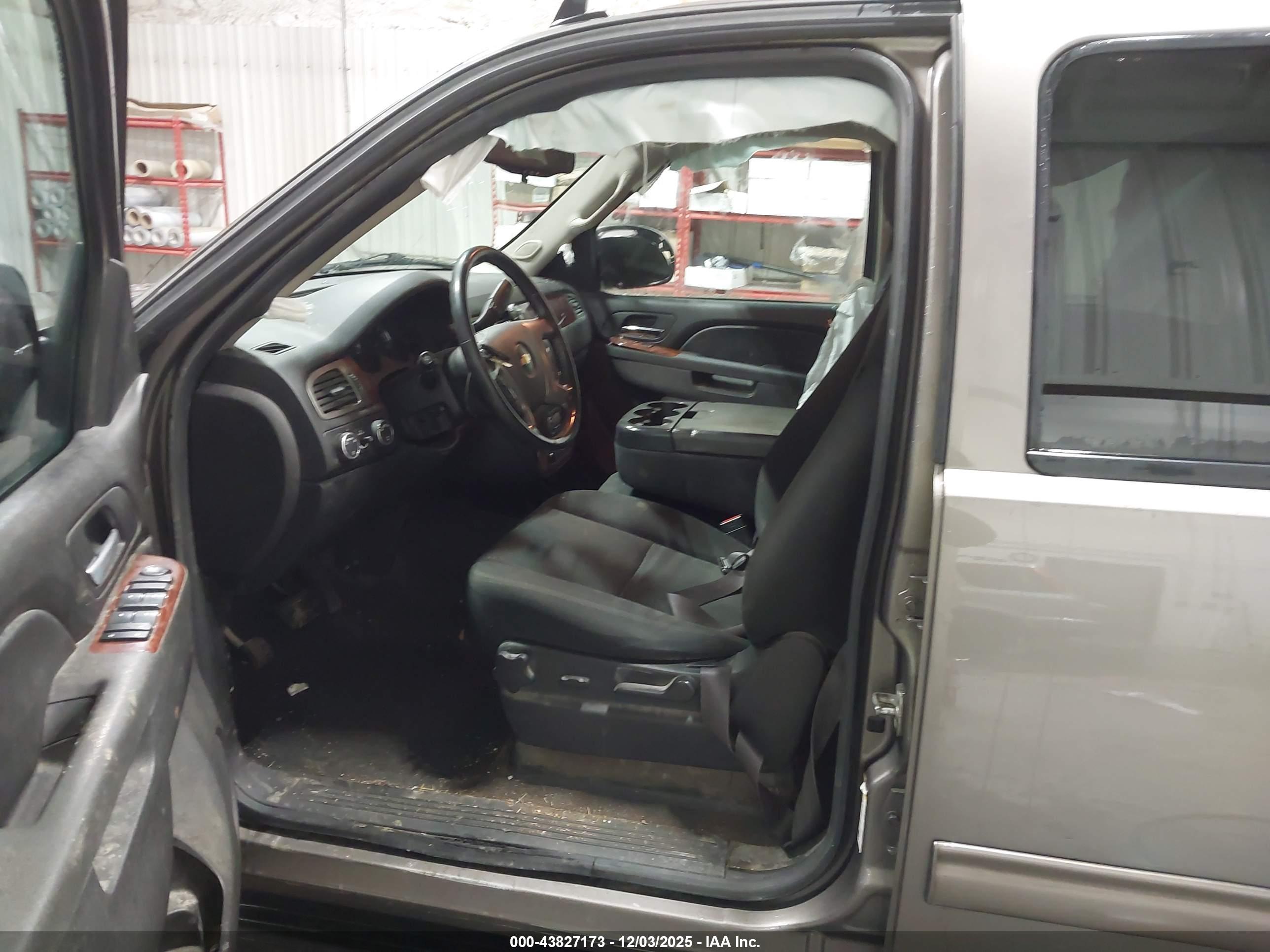 CHEVROLET SUBURBAN image 5