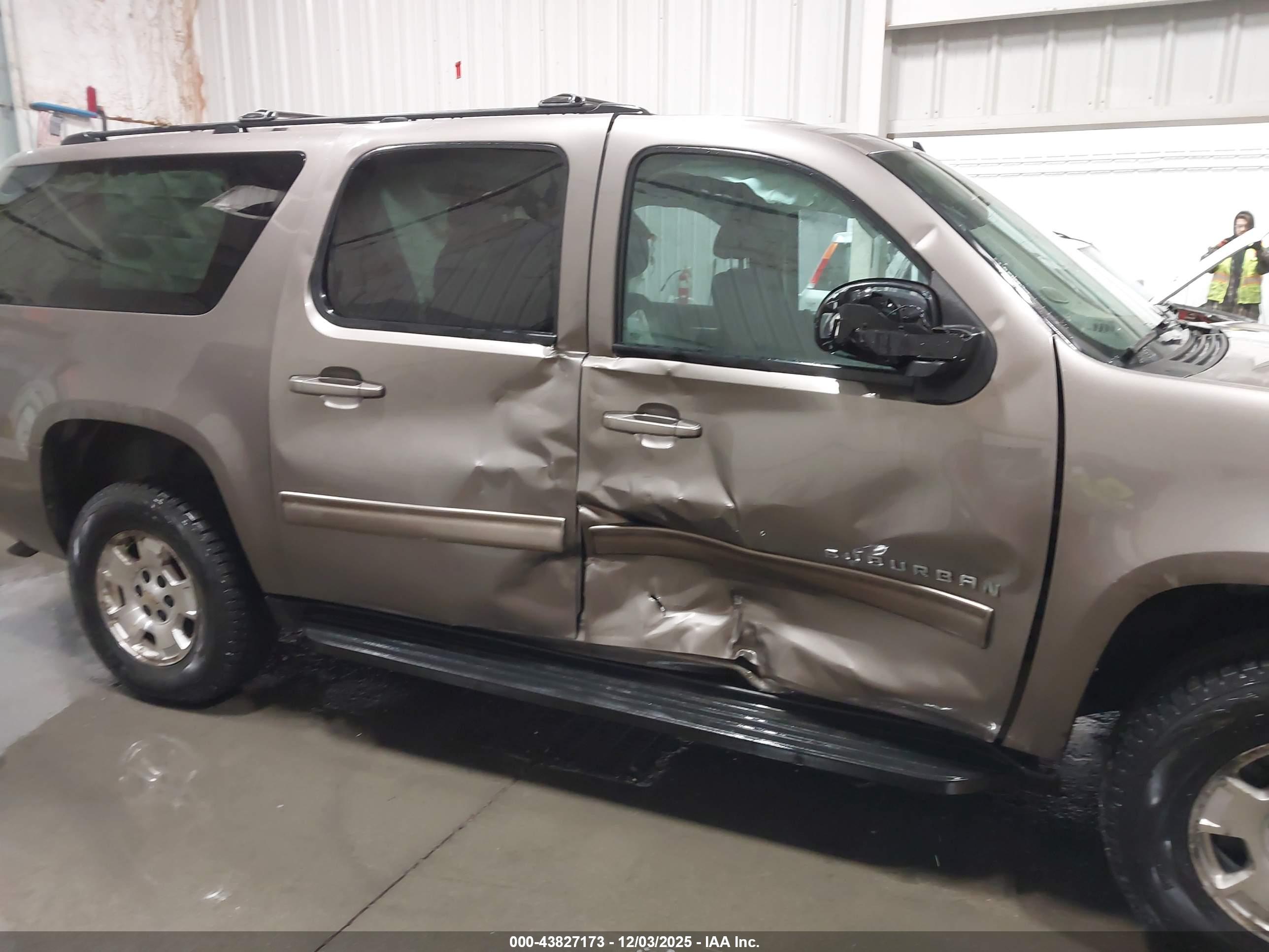 CHEVROLET SUBURBAN image 6