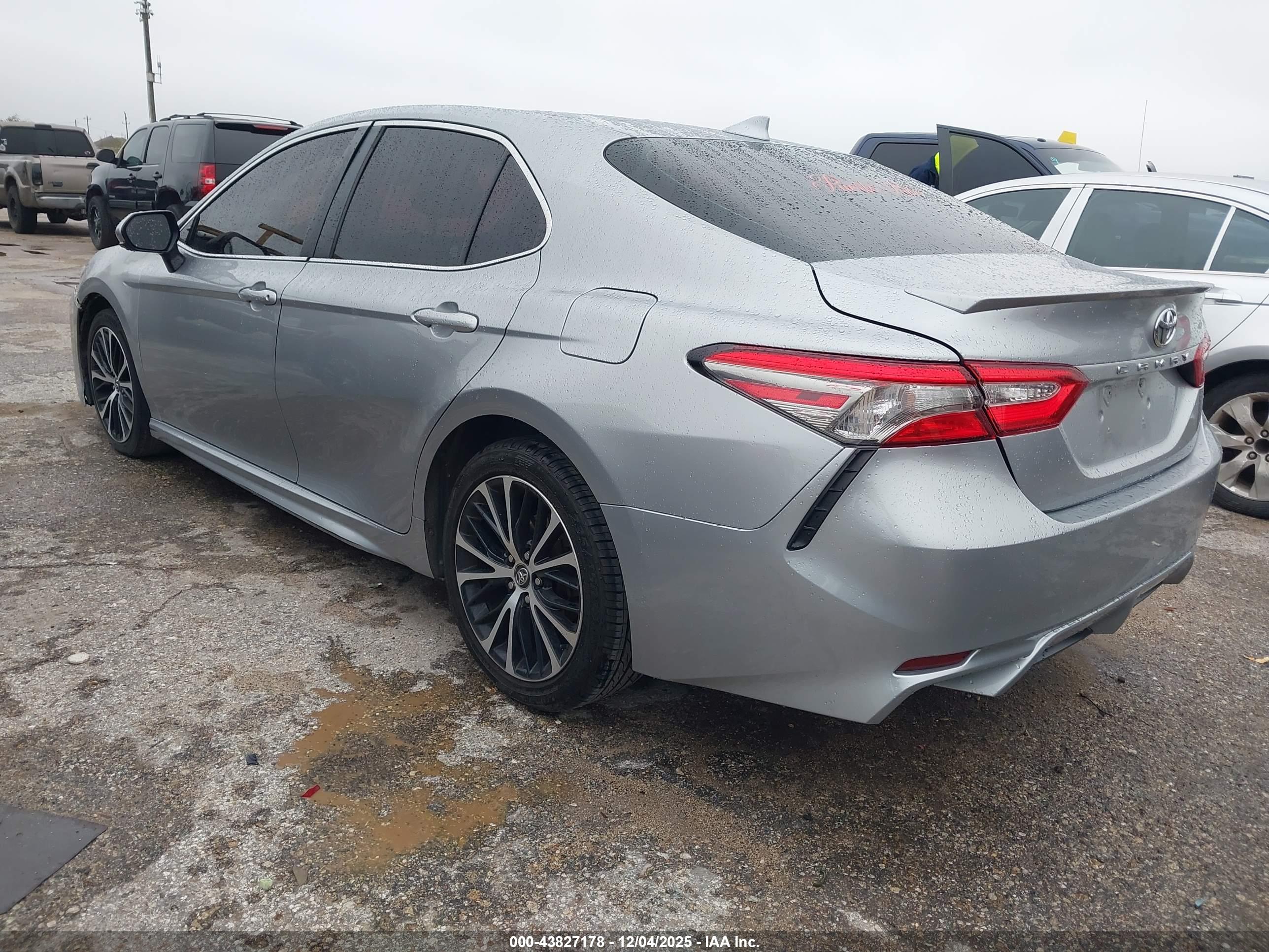TOYOTA CAMRY image 3