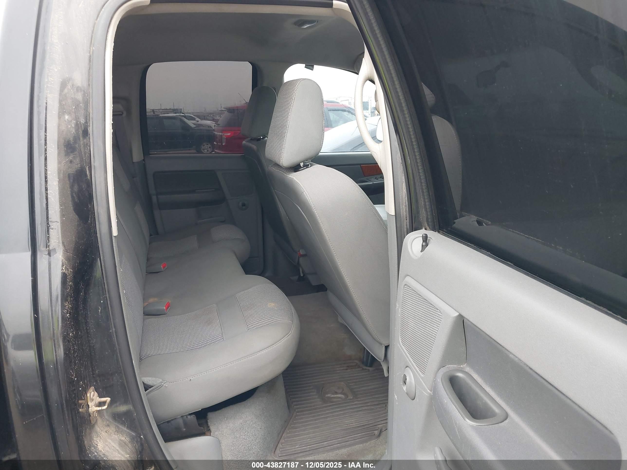 DODGE RAM image 8