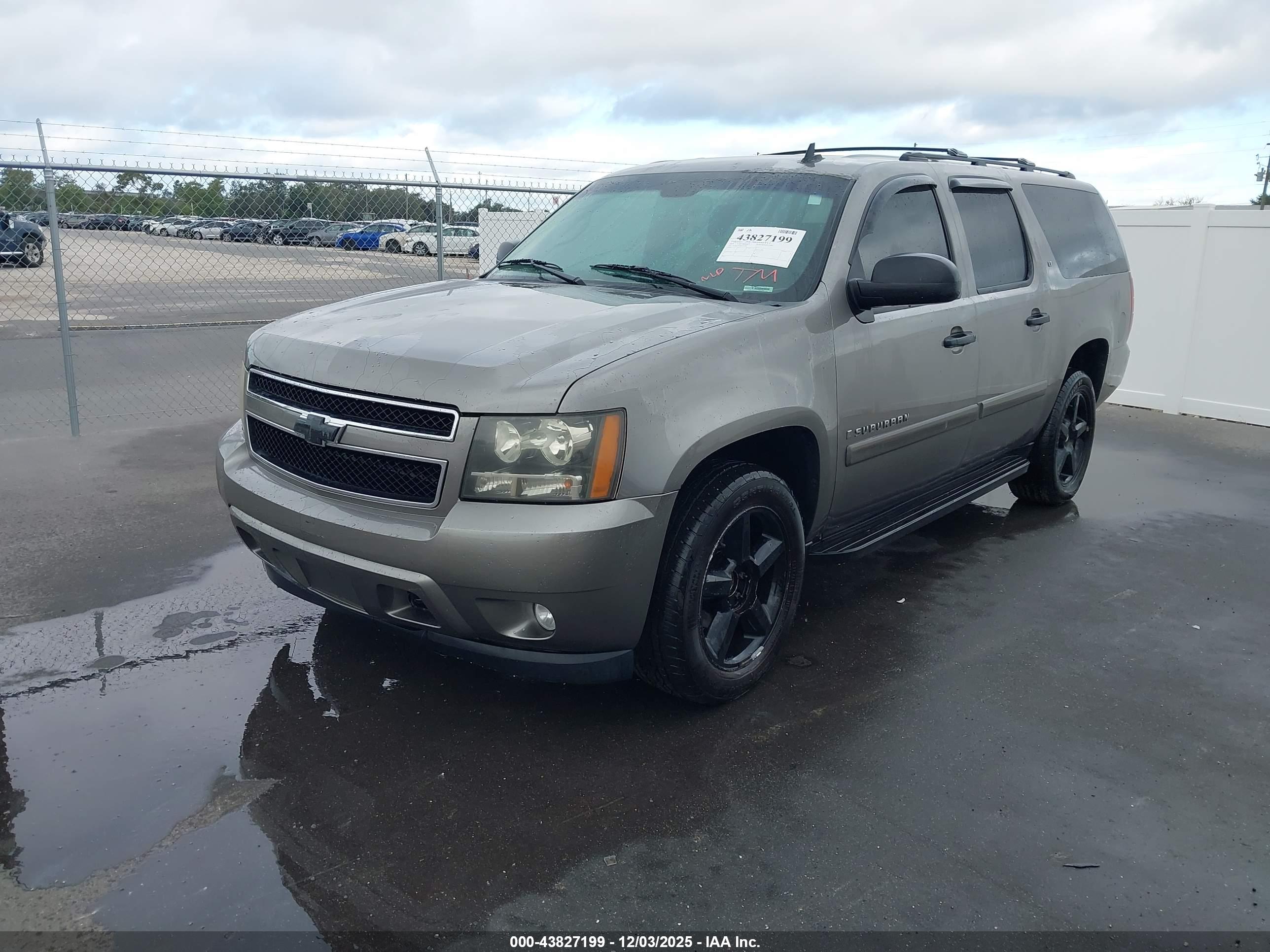 CHEVROLET SUBURBAN image 2