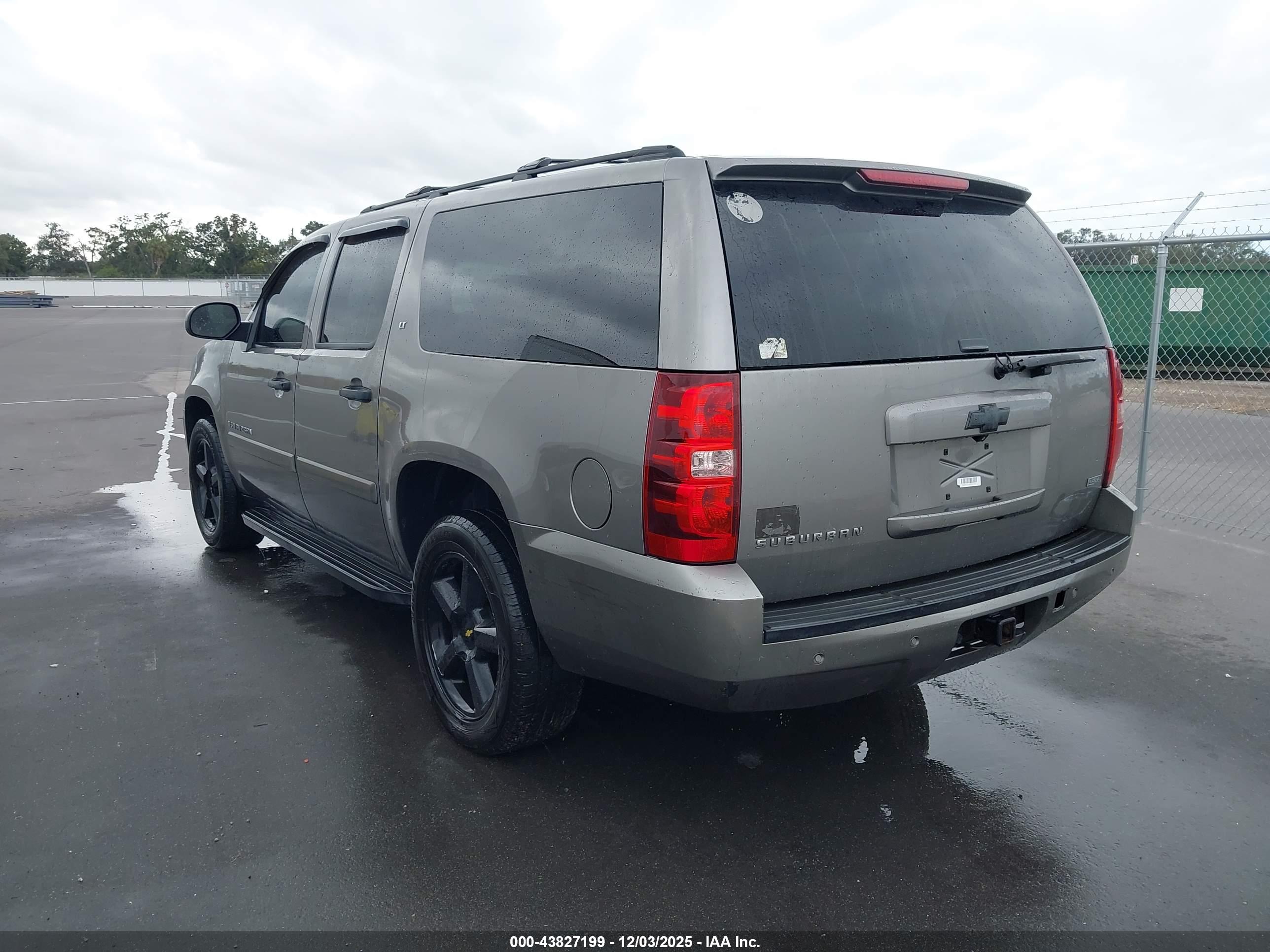 CHEVROLET SUBURBAN image 3
