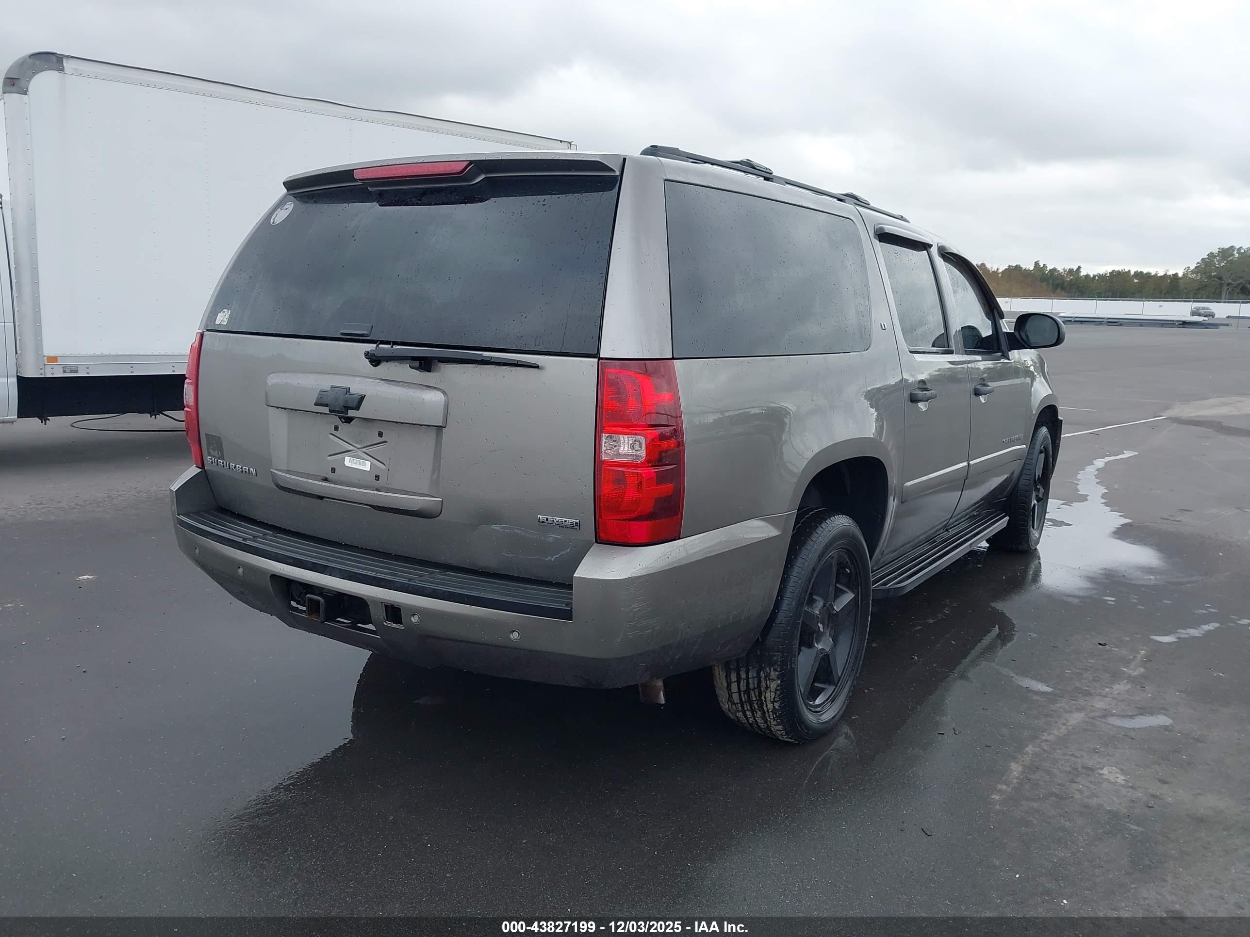 CHEVROLET SUBURBAN image 4