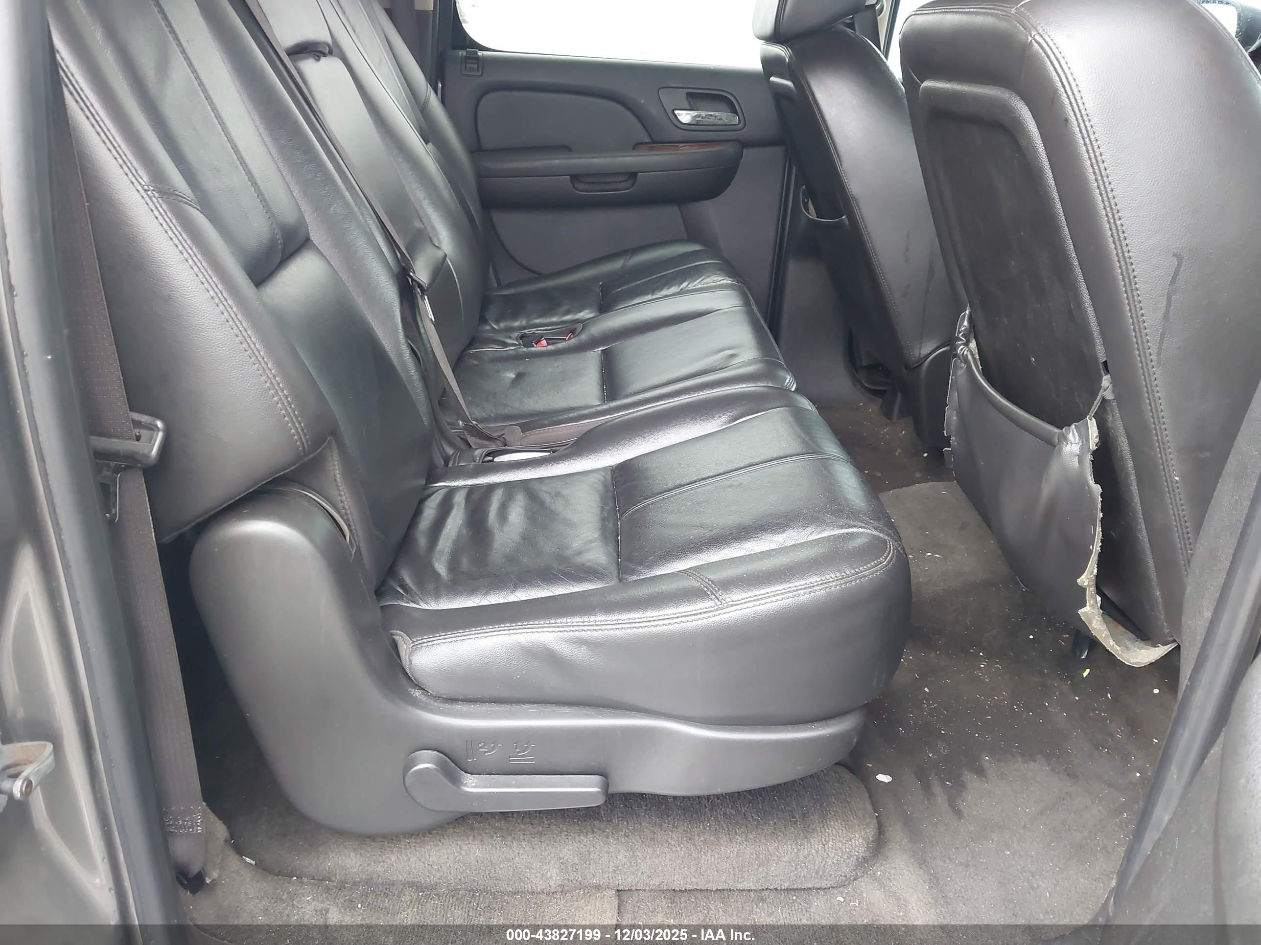 CHEVROLET SUBURBAN image 8