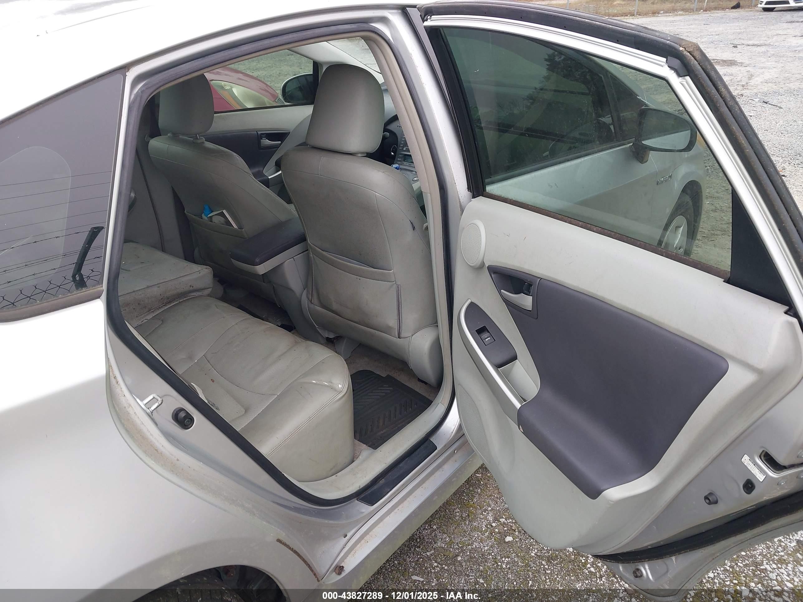 TOYOTA PRIUS image 8