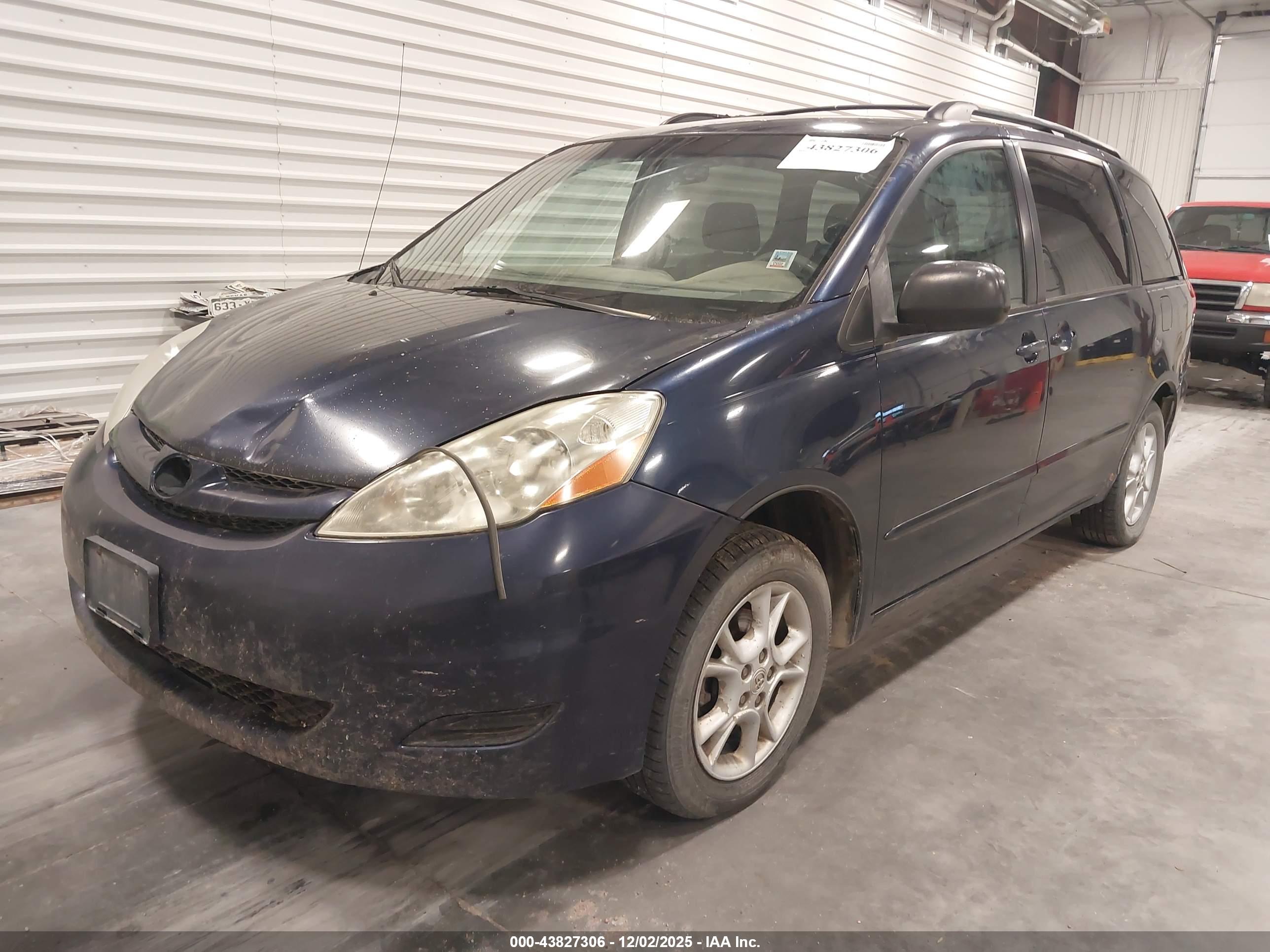 TOYOTA SIENNA image 2