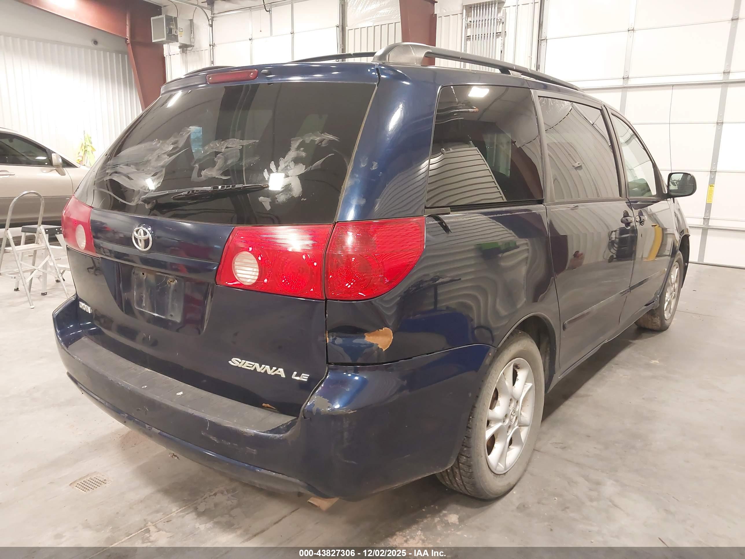 TOYOTA SIENNA image 4
