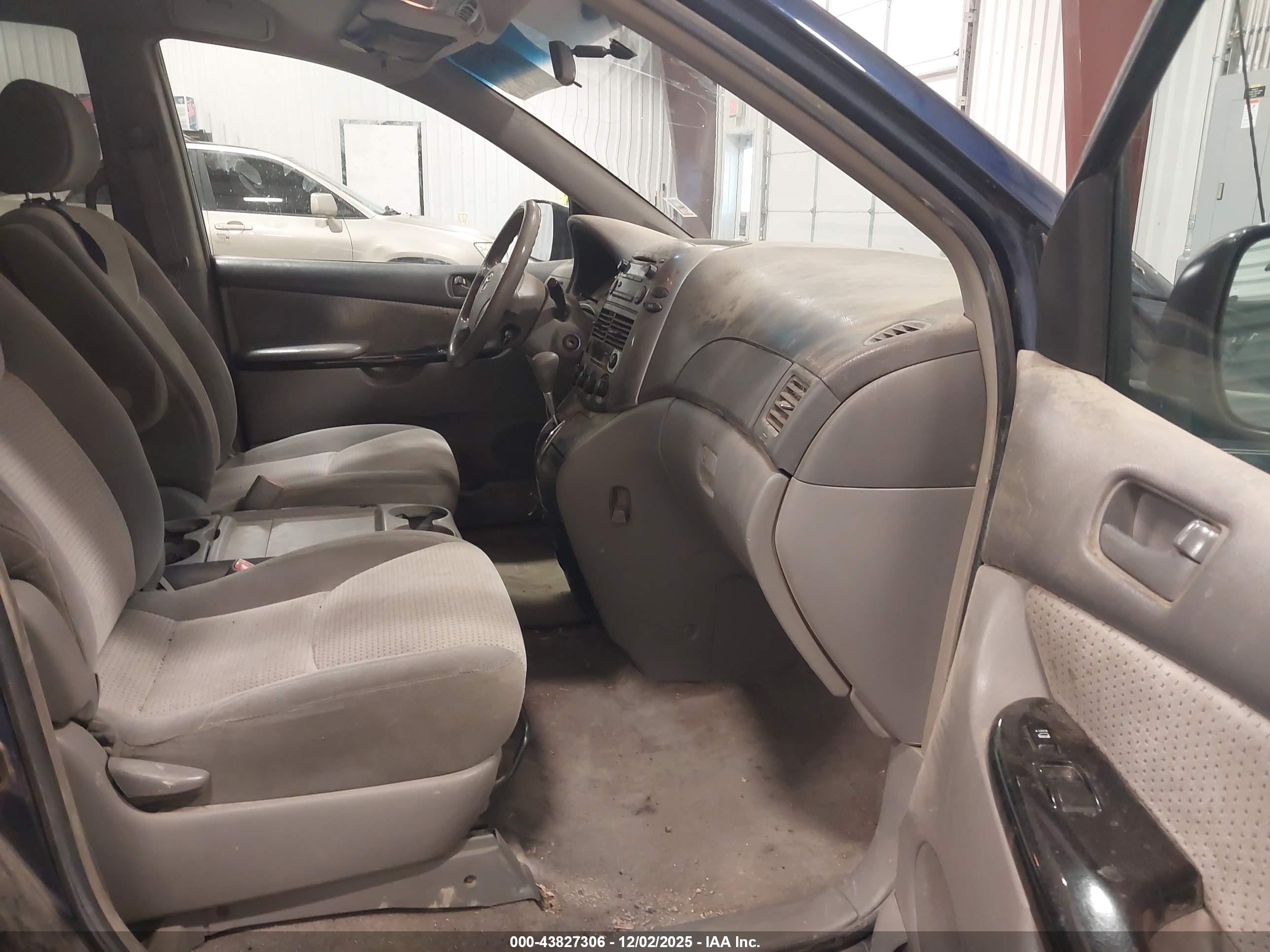 TOYOTA SIENNA image 5