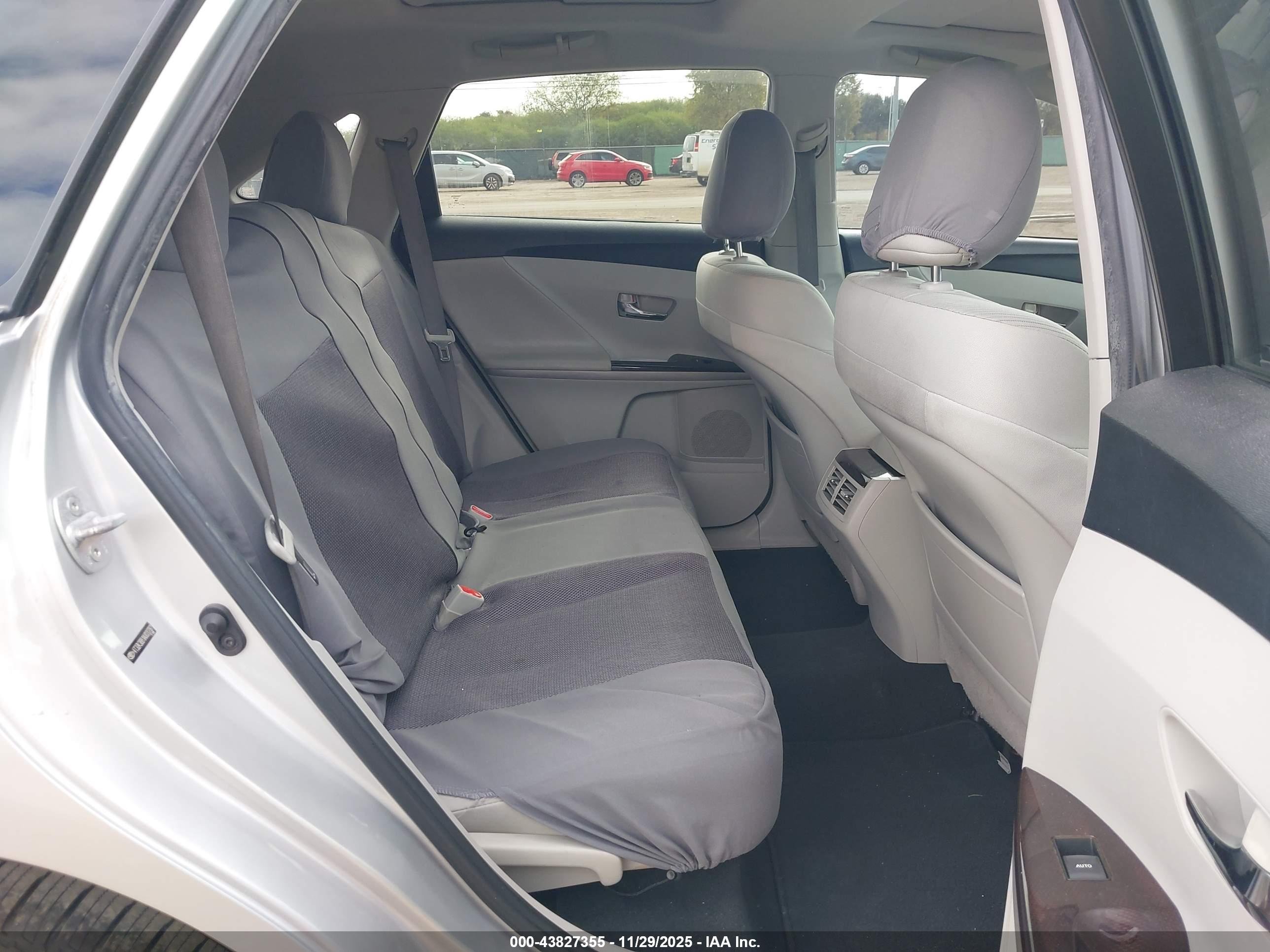 TOYOTA VENZA image 8