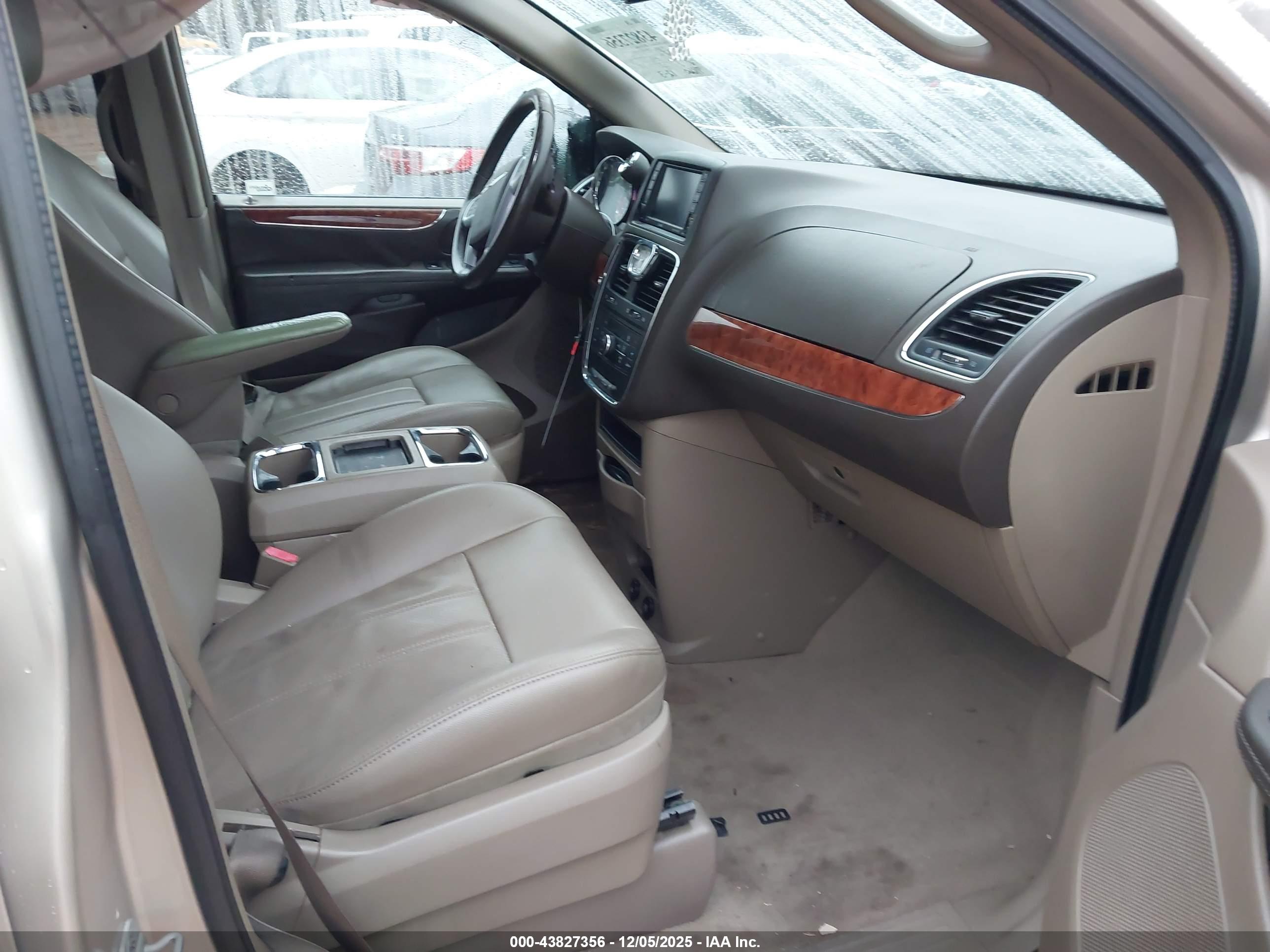 CHRYSLER TOWN image 5