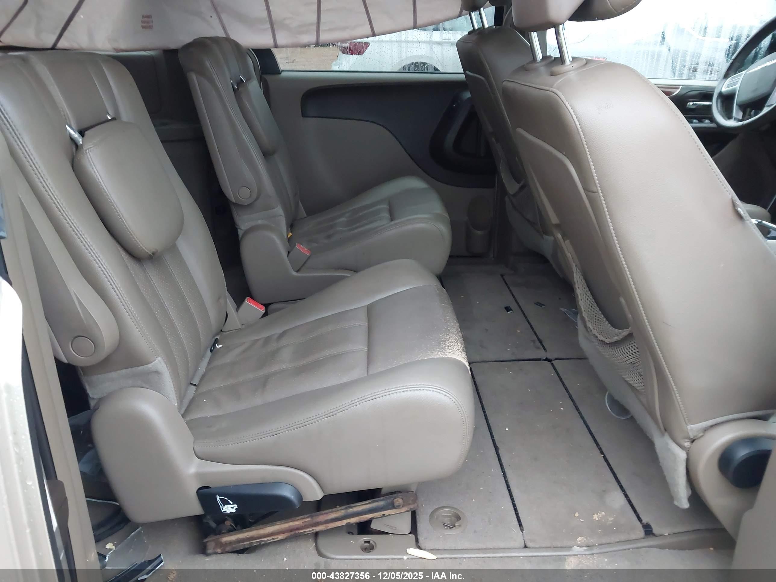 CHRYSLER TOWN image 8