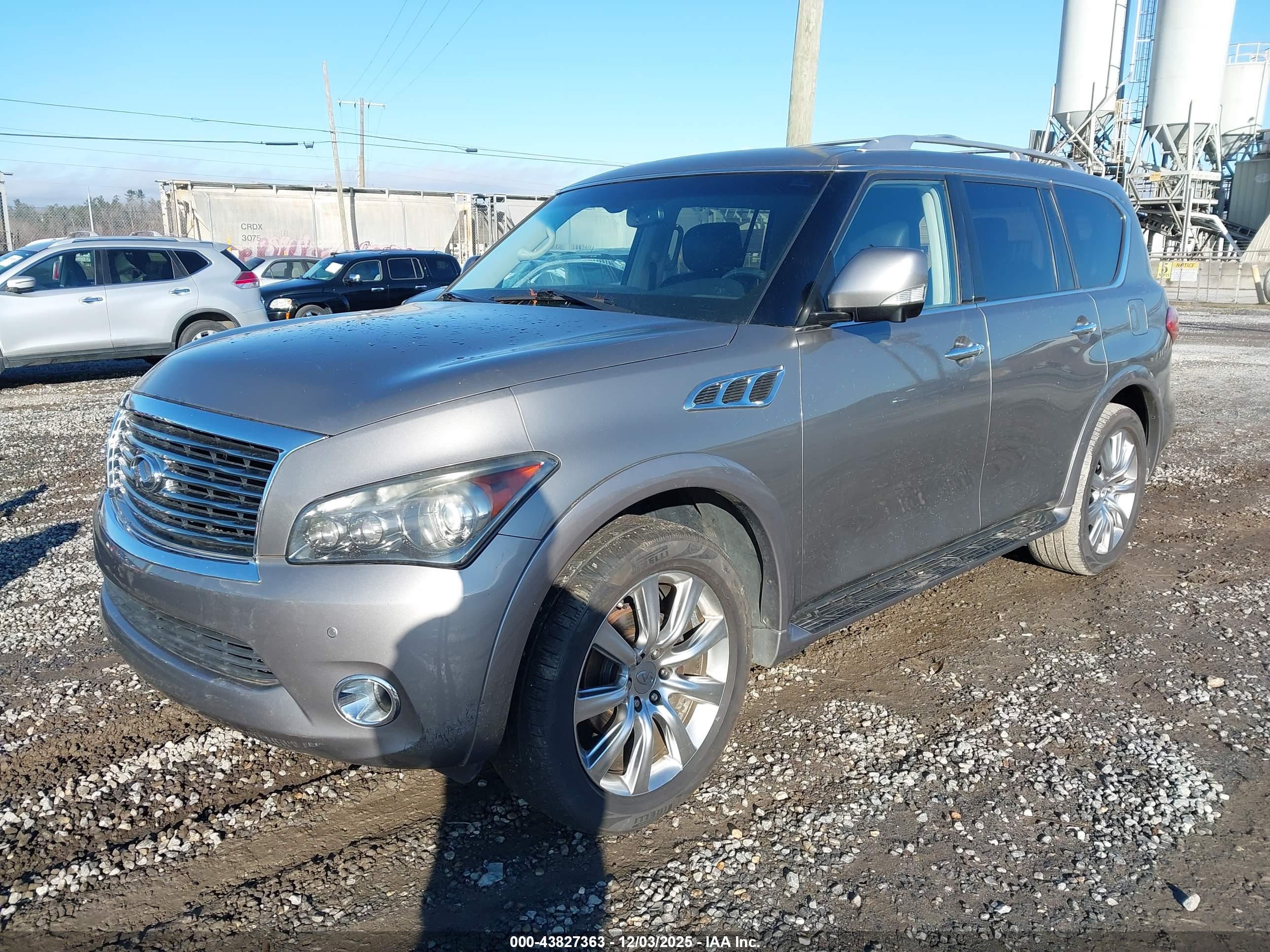 INFINITI QX56 image 2