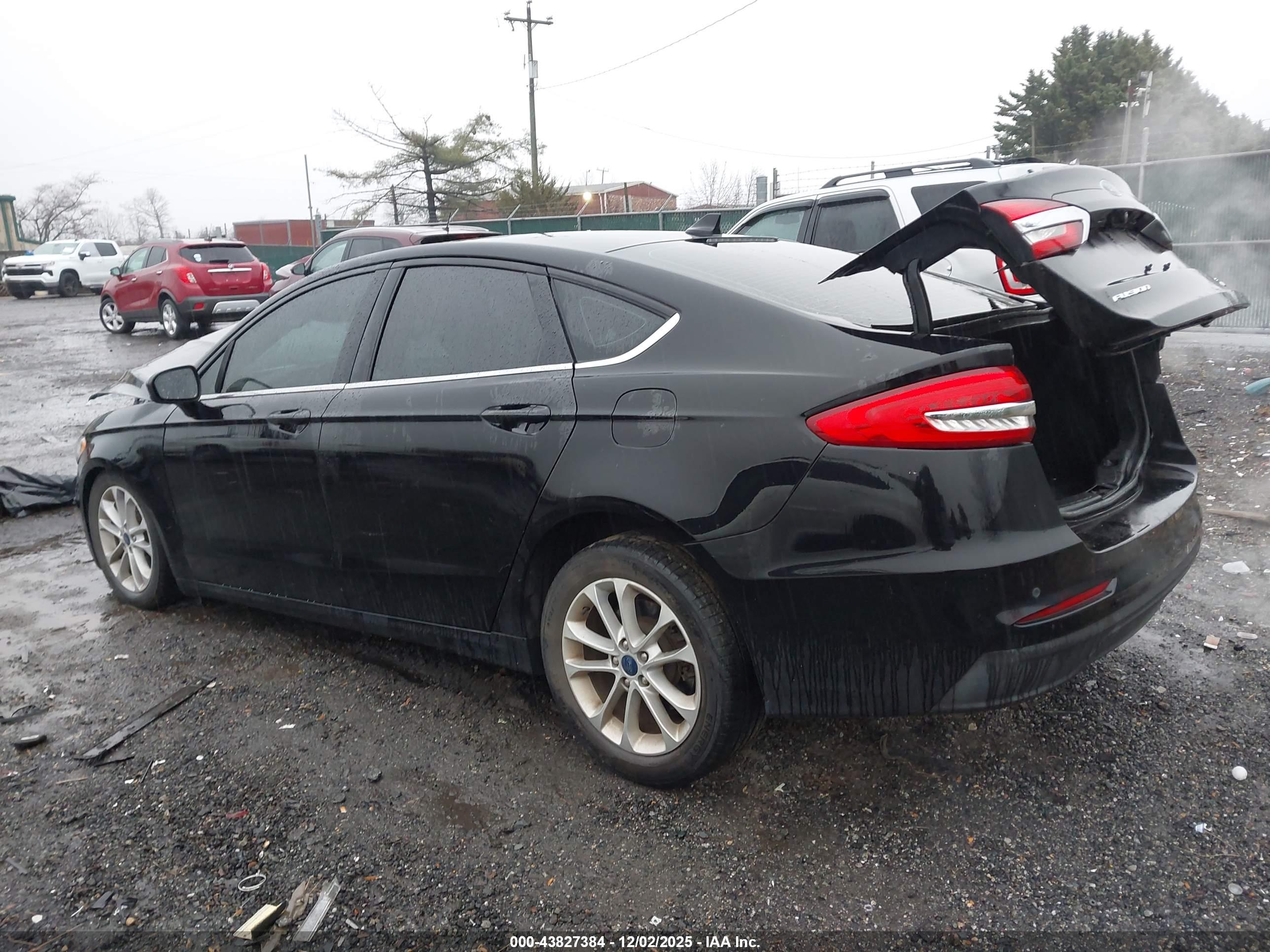 FORD FUSION image 3