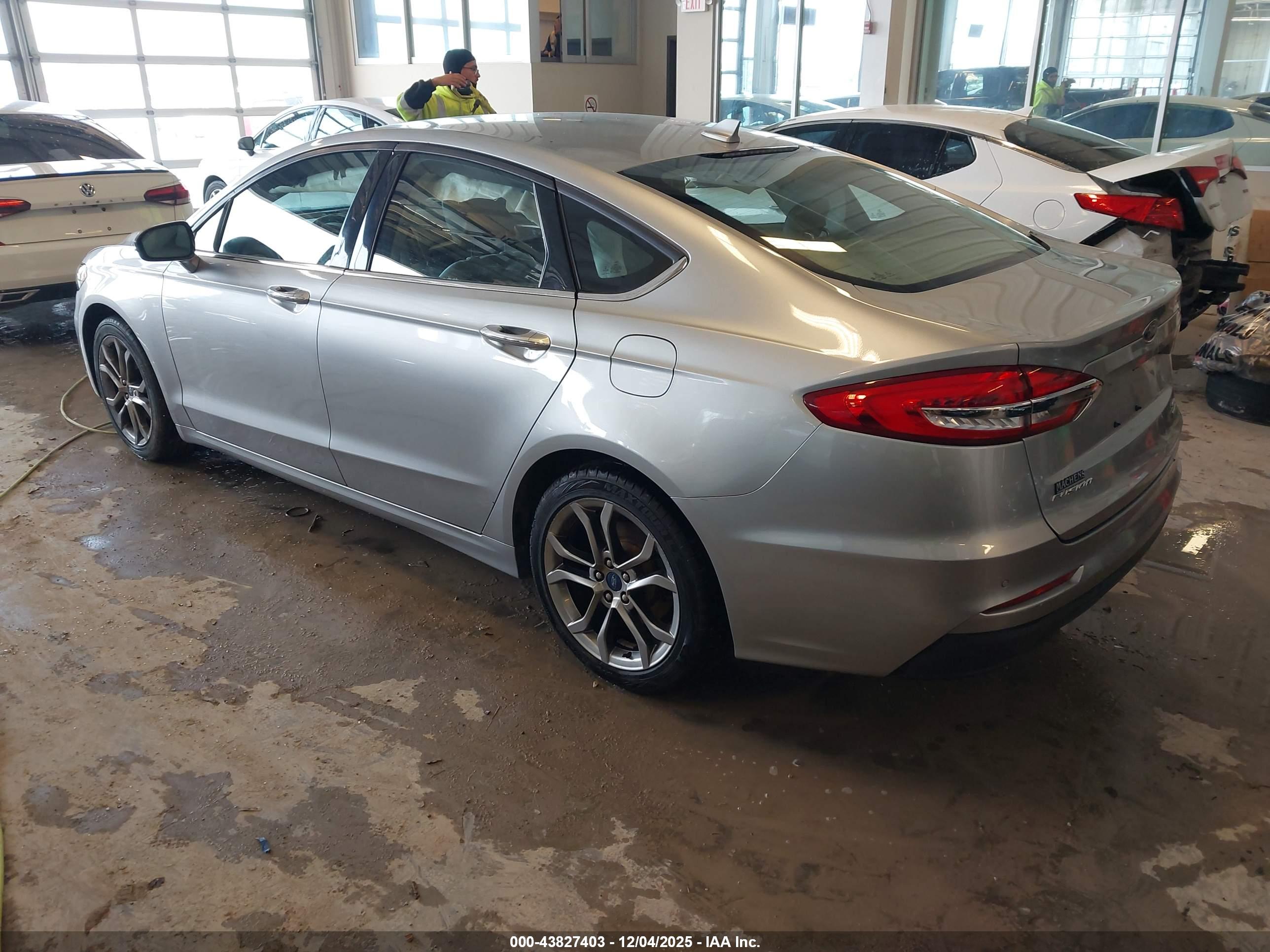 FORD FUSION image 3