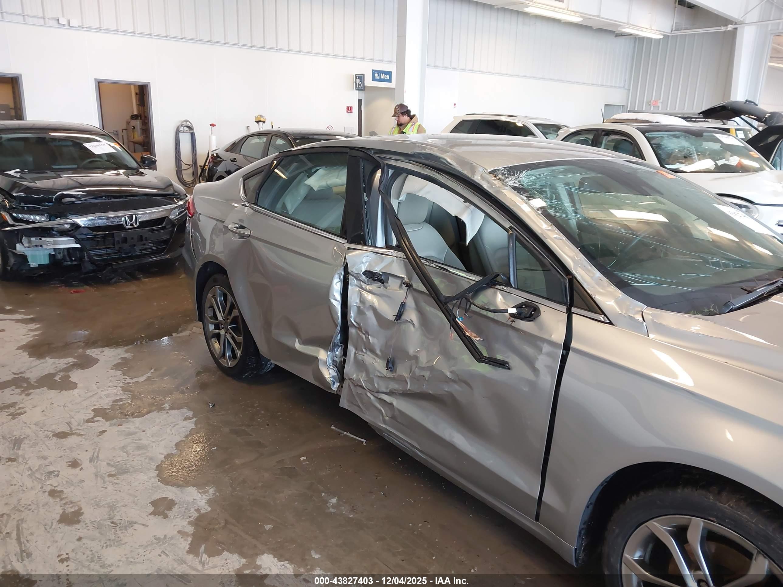 FORD FUSION image 6