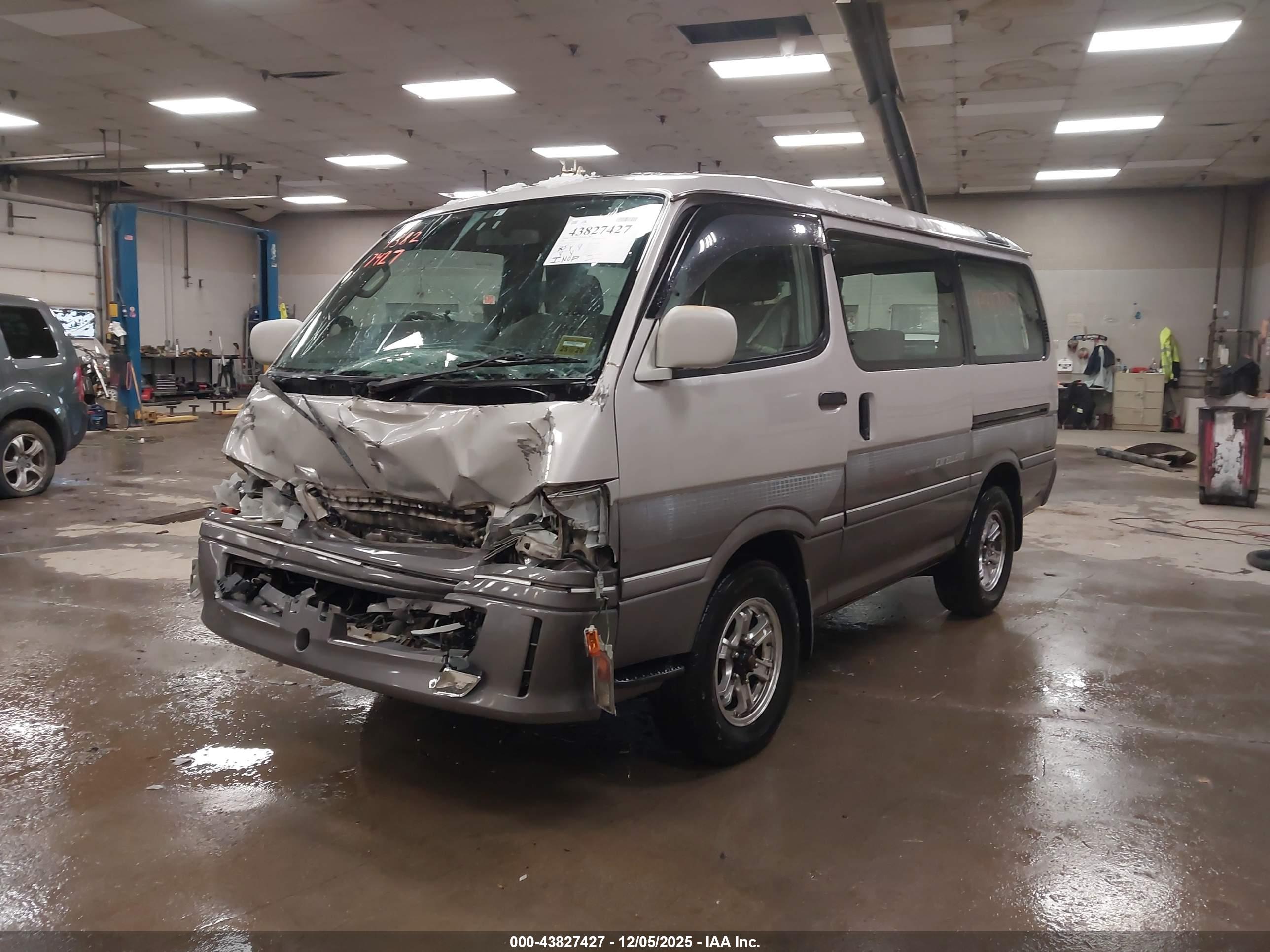 TOYOTA HIACE image 2