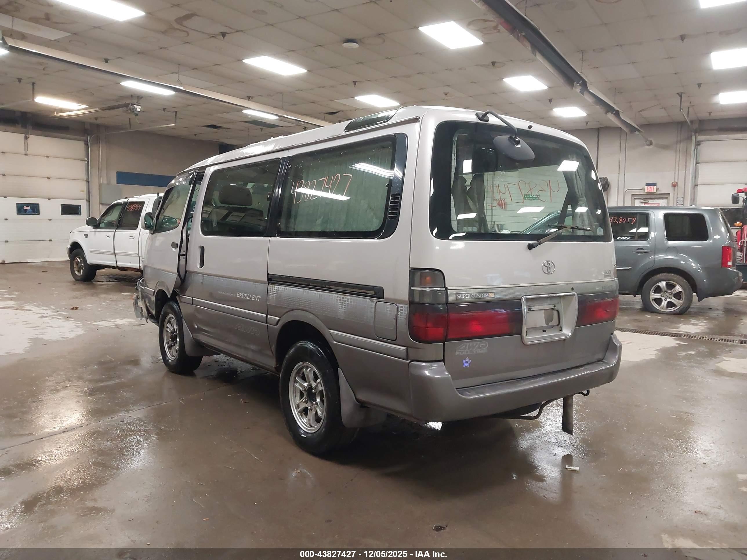 TOYOTA HIACE image 3