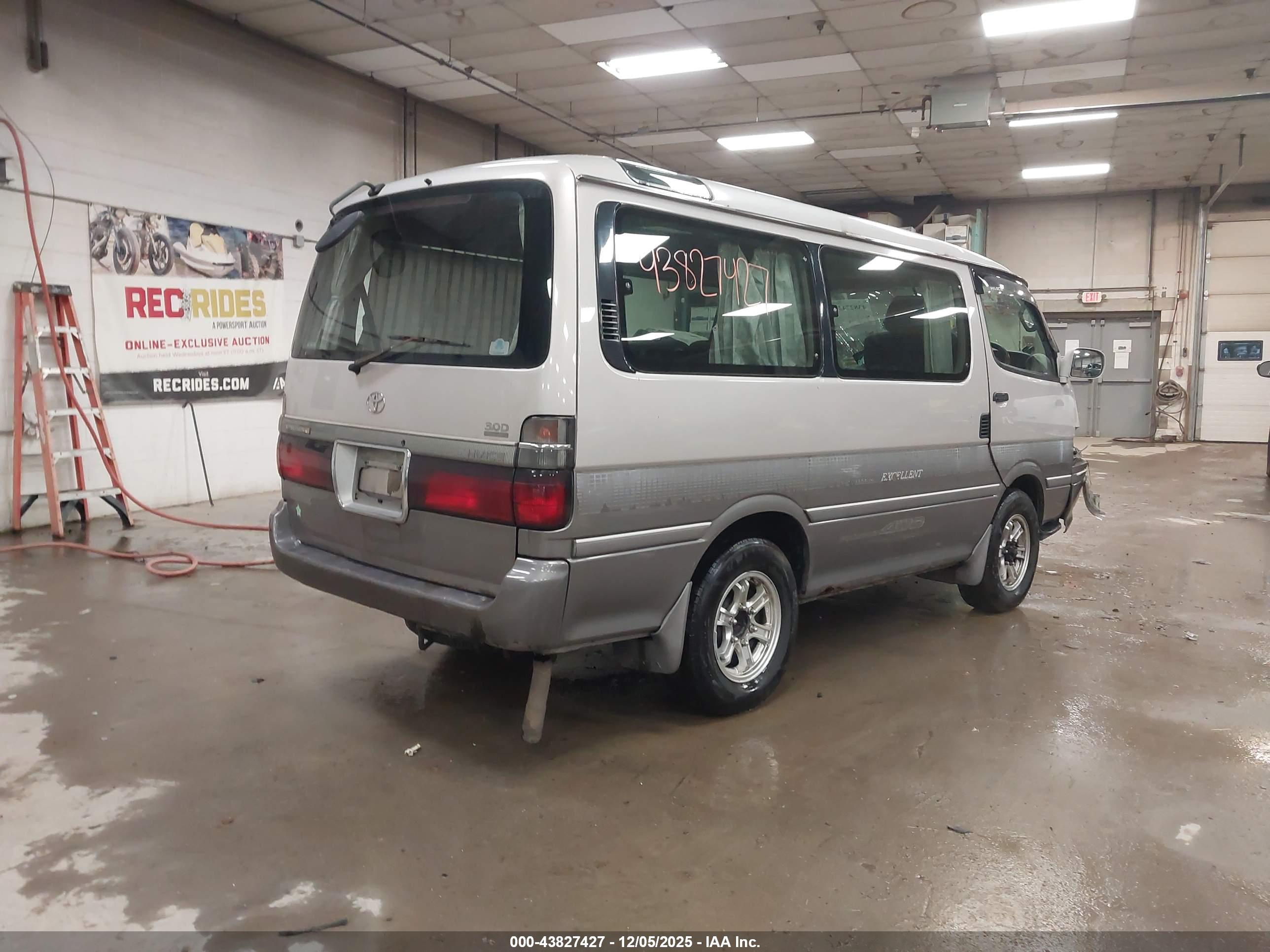 TOYOTA HIACE image 4
