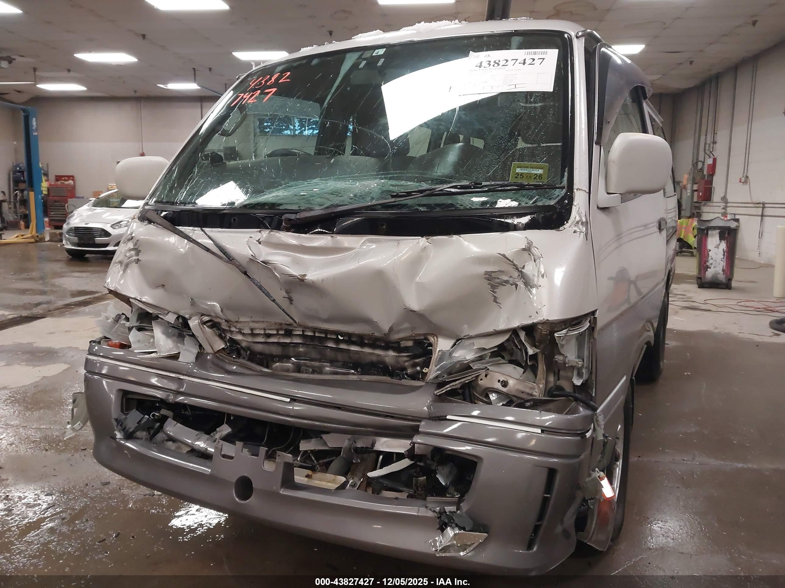 TOYOTA HIACE image 6