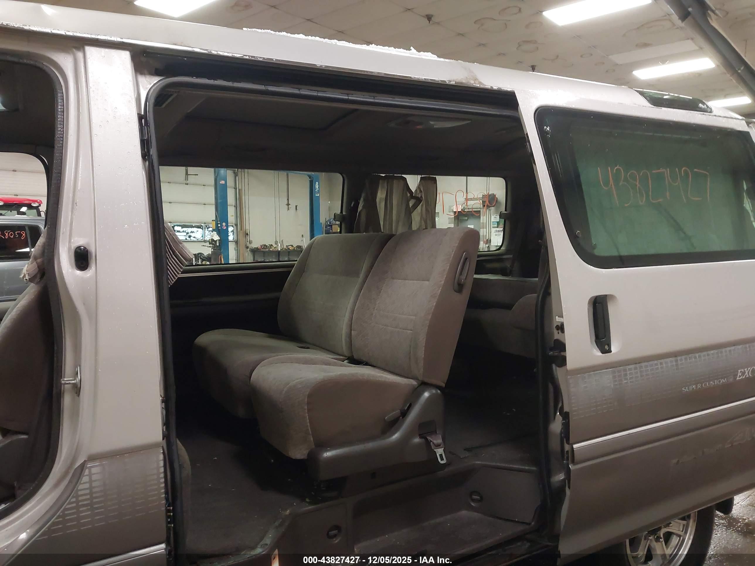 TOYOTA HIACE image 8