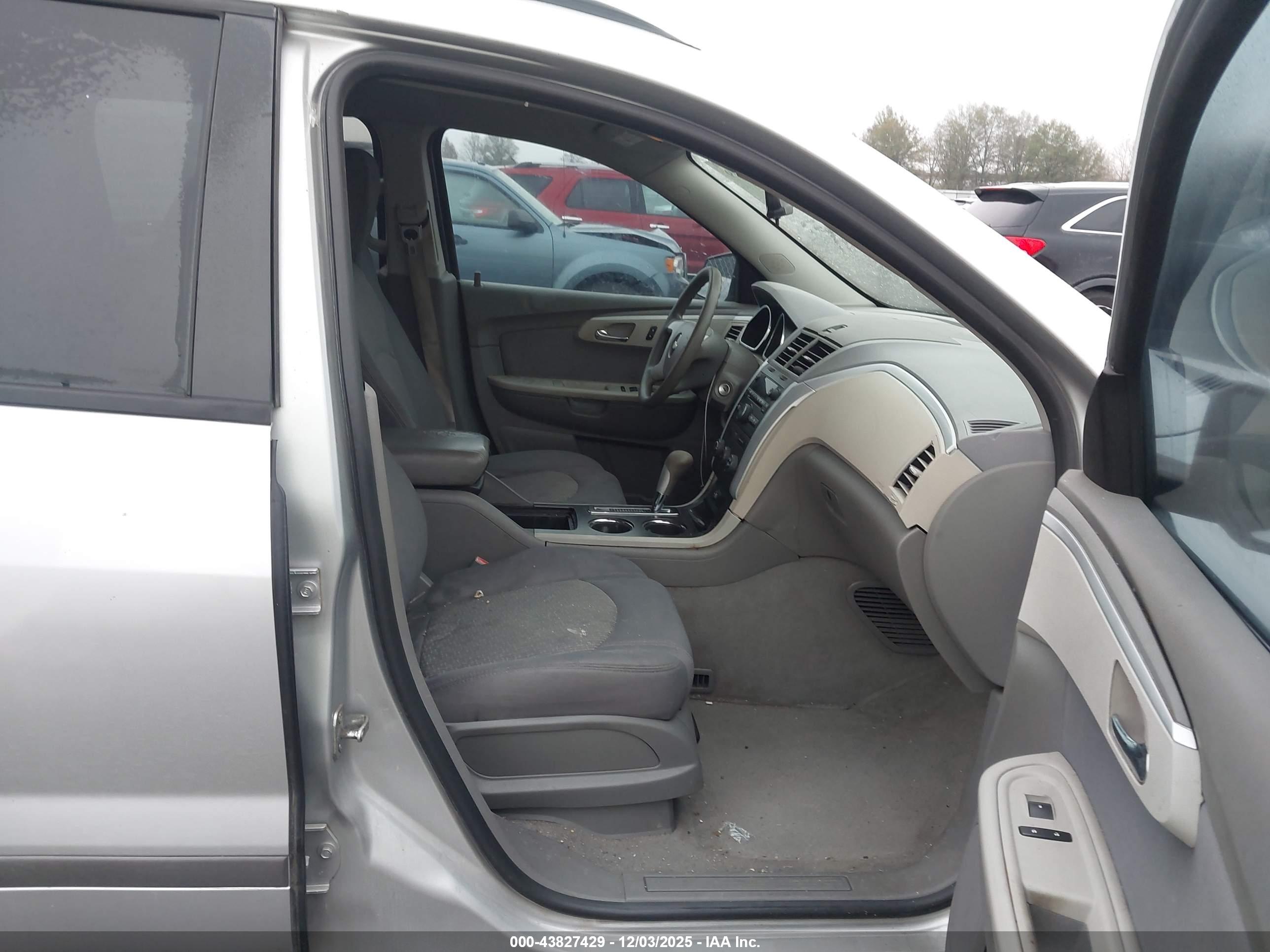 CHEVROLET TRAVERSE image 5