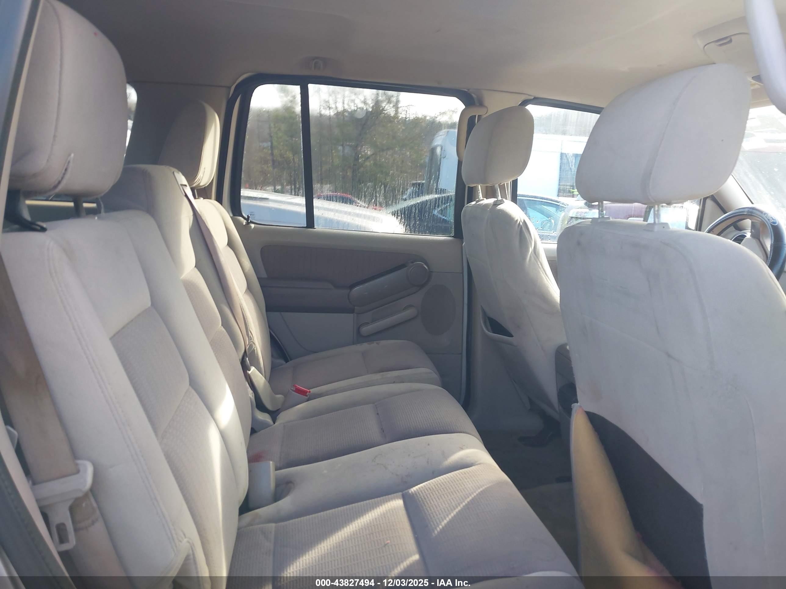 FORD EXPLORER image 8