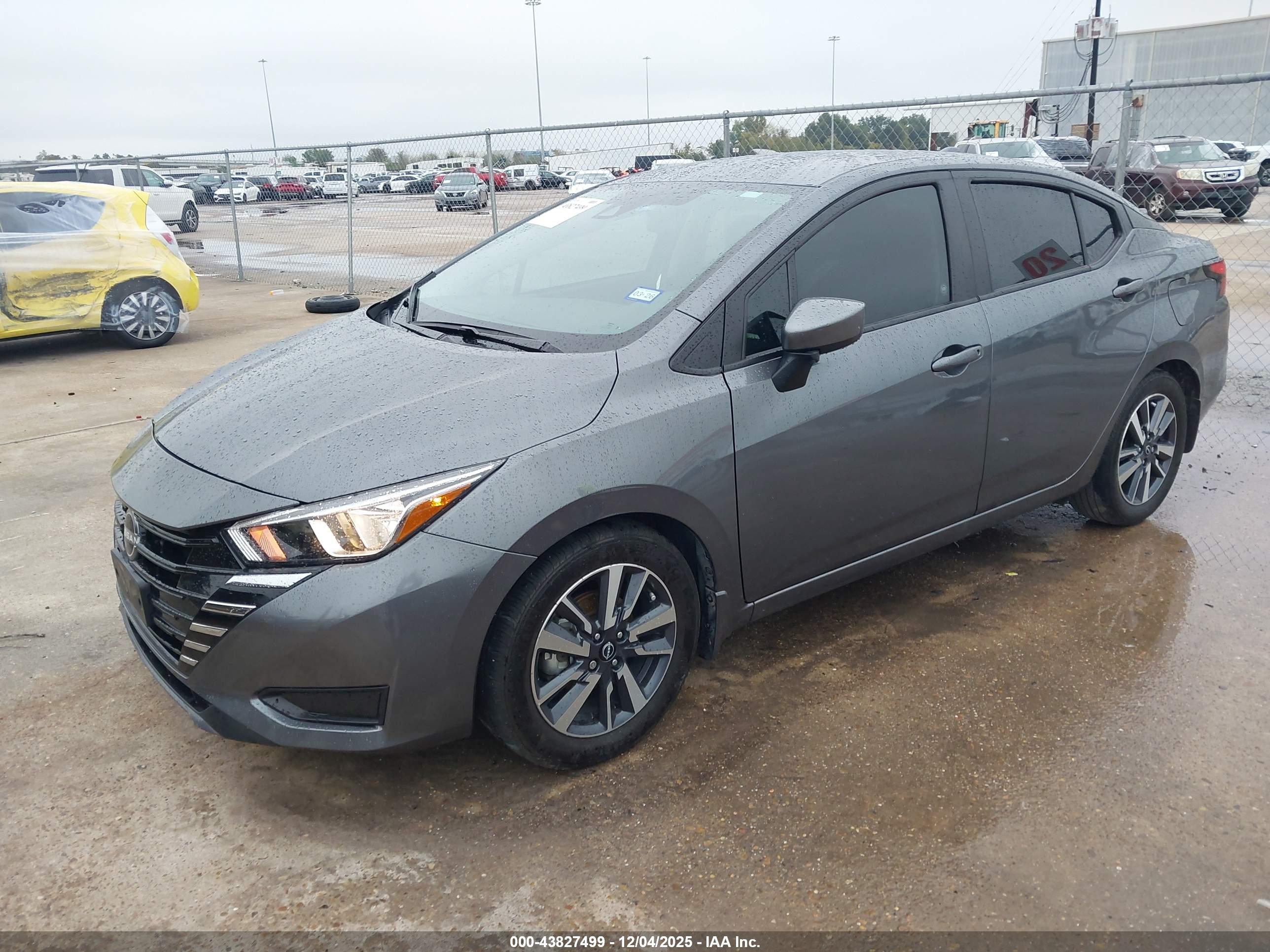 NISSAN VERSA image 2