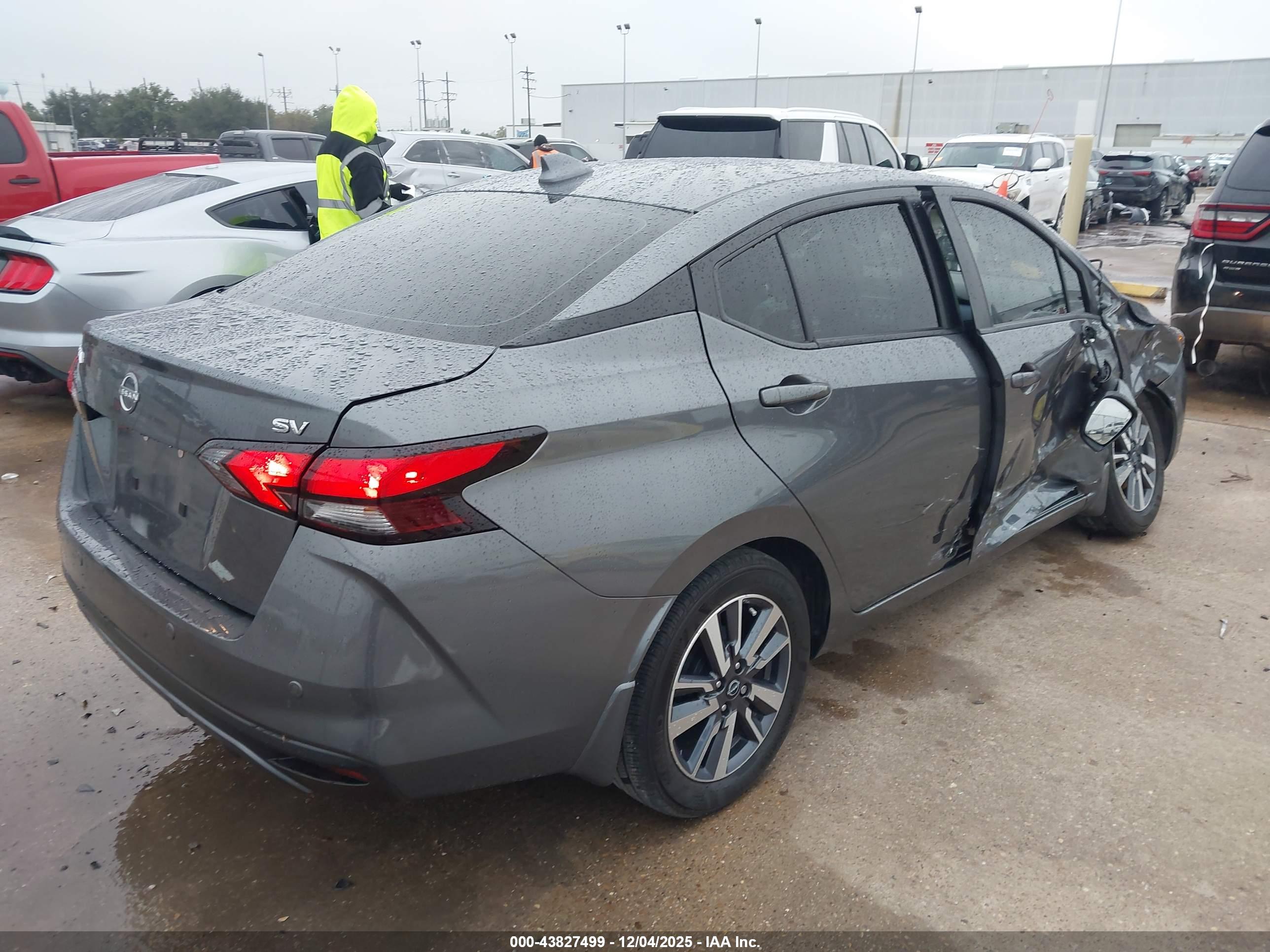 NISSAN VERSA image 4
