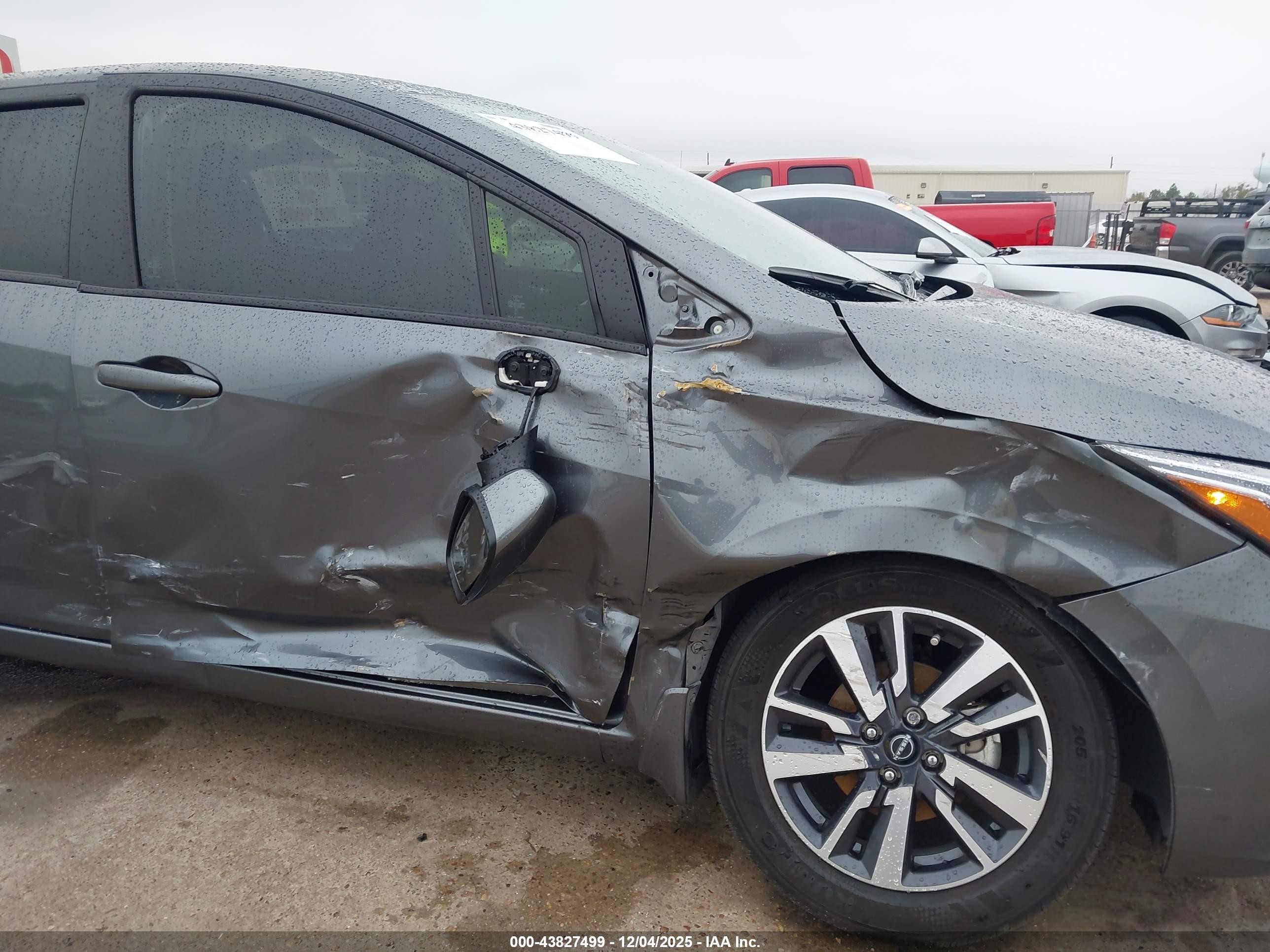 NISSAN VERSA image 6