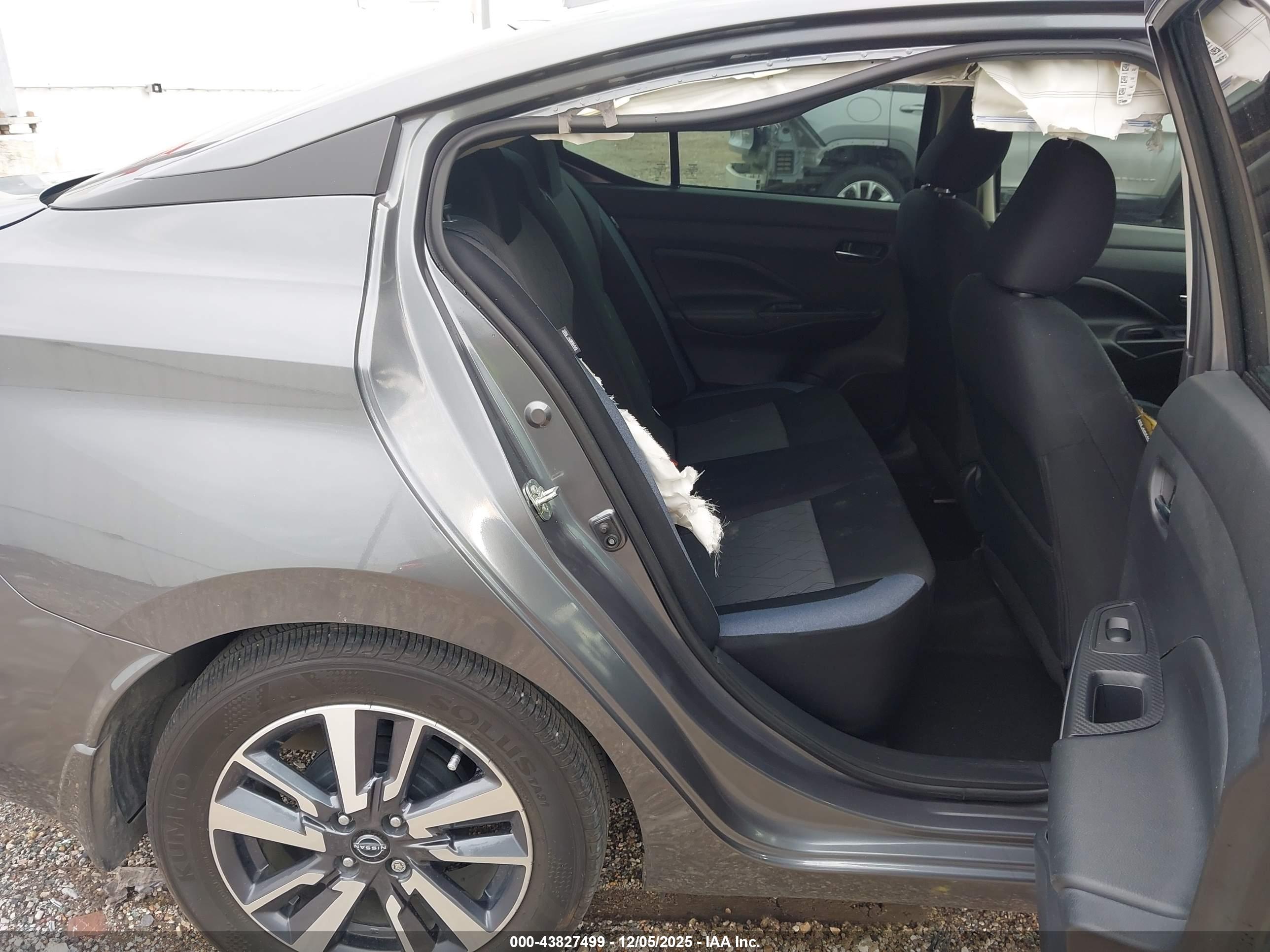 NISSAN VERSA image 8